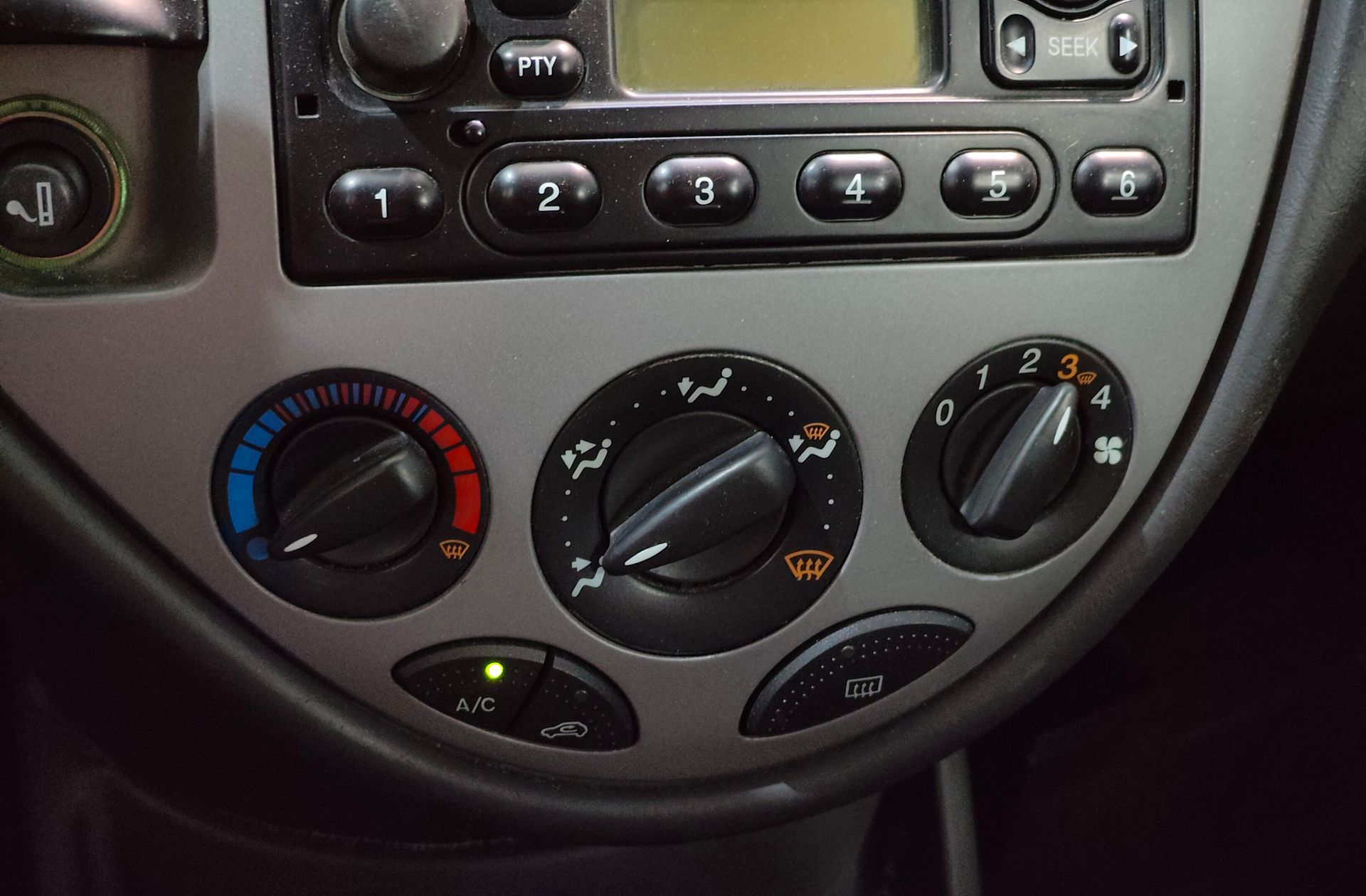Ford Focus 1.8 TDCi Trend - foto 23