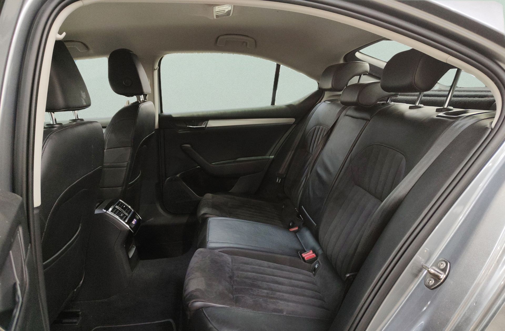 Škoda Superb 1.6 TDI CR Ambition - foto 12