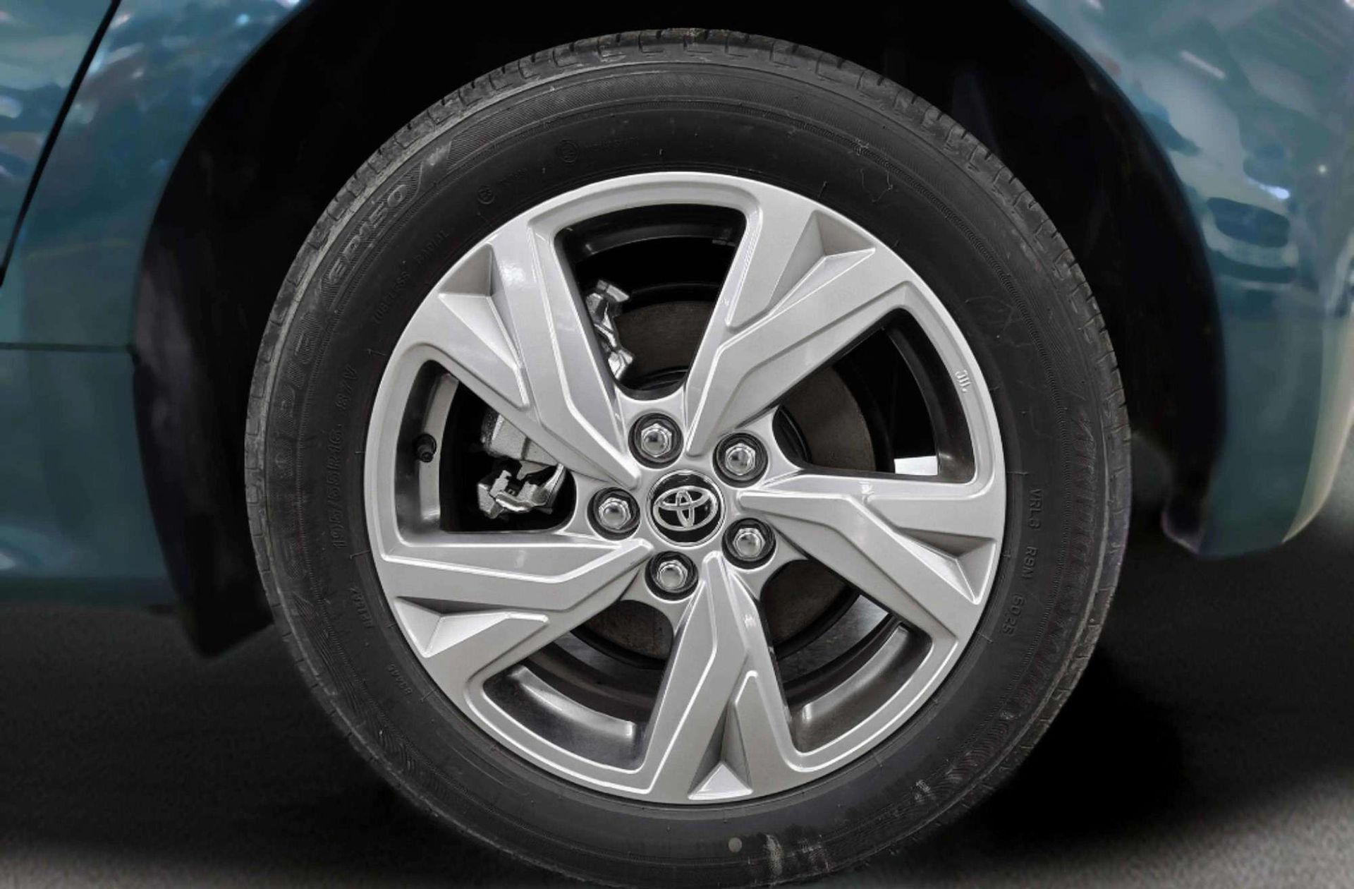 Toyota Yaris 120H Active Plus - foto 30