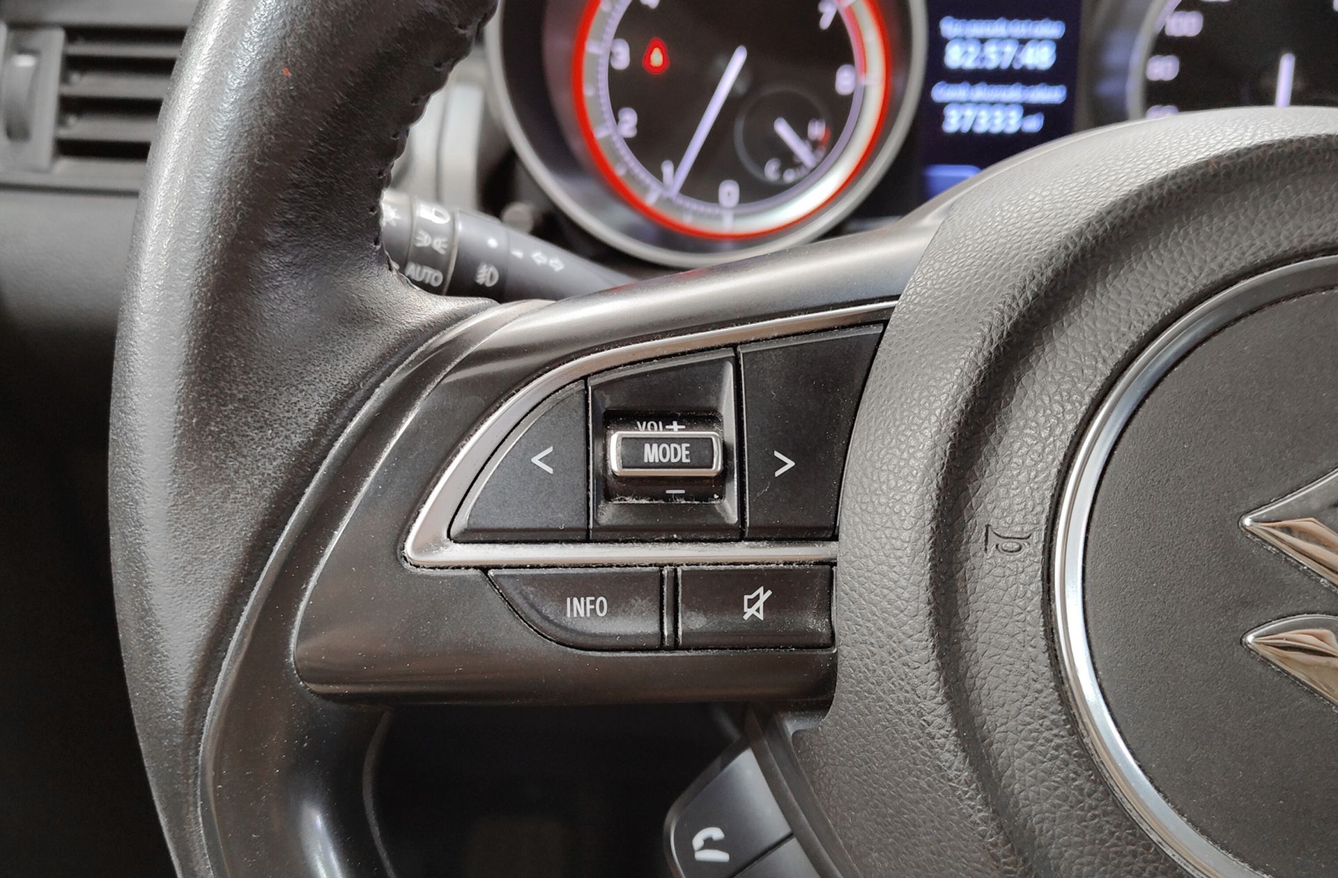 Suzuki Swift 1.2 GLX Mild Hybrid - foto 29