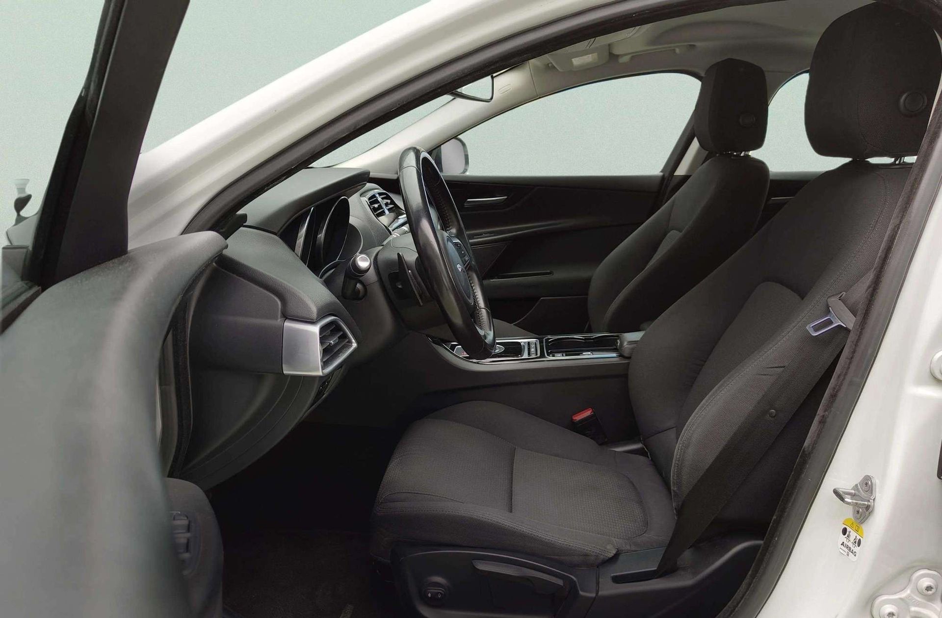Jaguar XE 2.0 Diesel XE-Pure RWD - foto 11