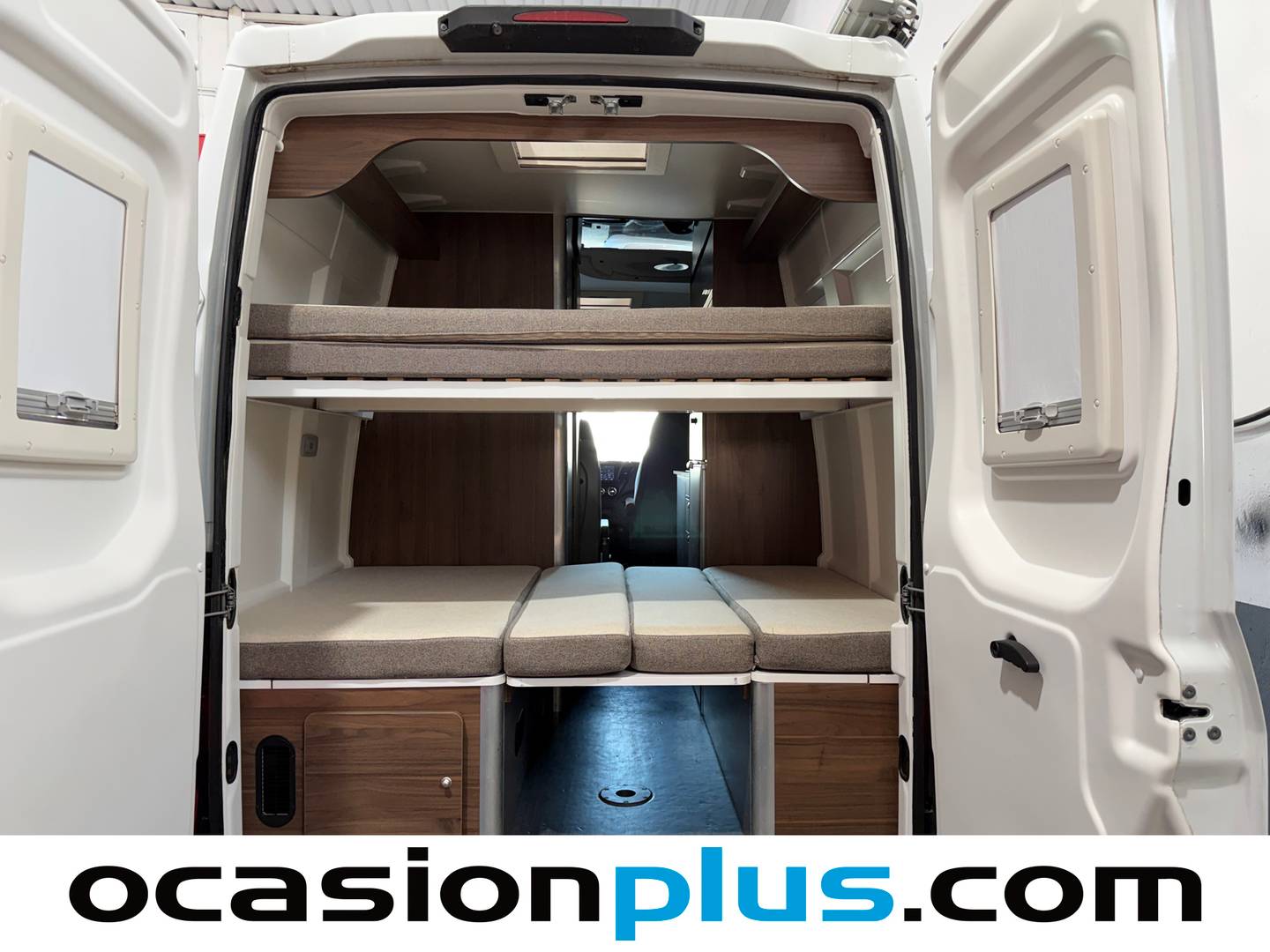 Foto asientos delanteros Iveco Daily Iveco Daily 2.3 TD 35S 16S V 3520L/H2 Blue Power (156 CV) 4 Plazas Camperizada