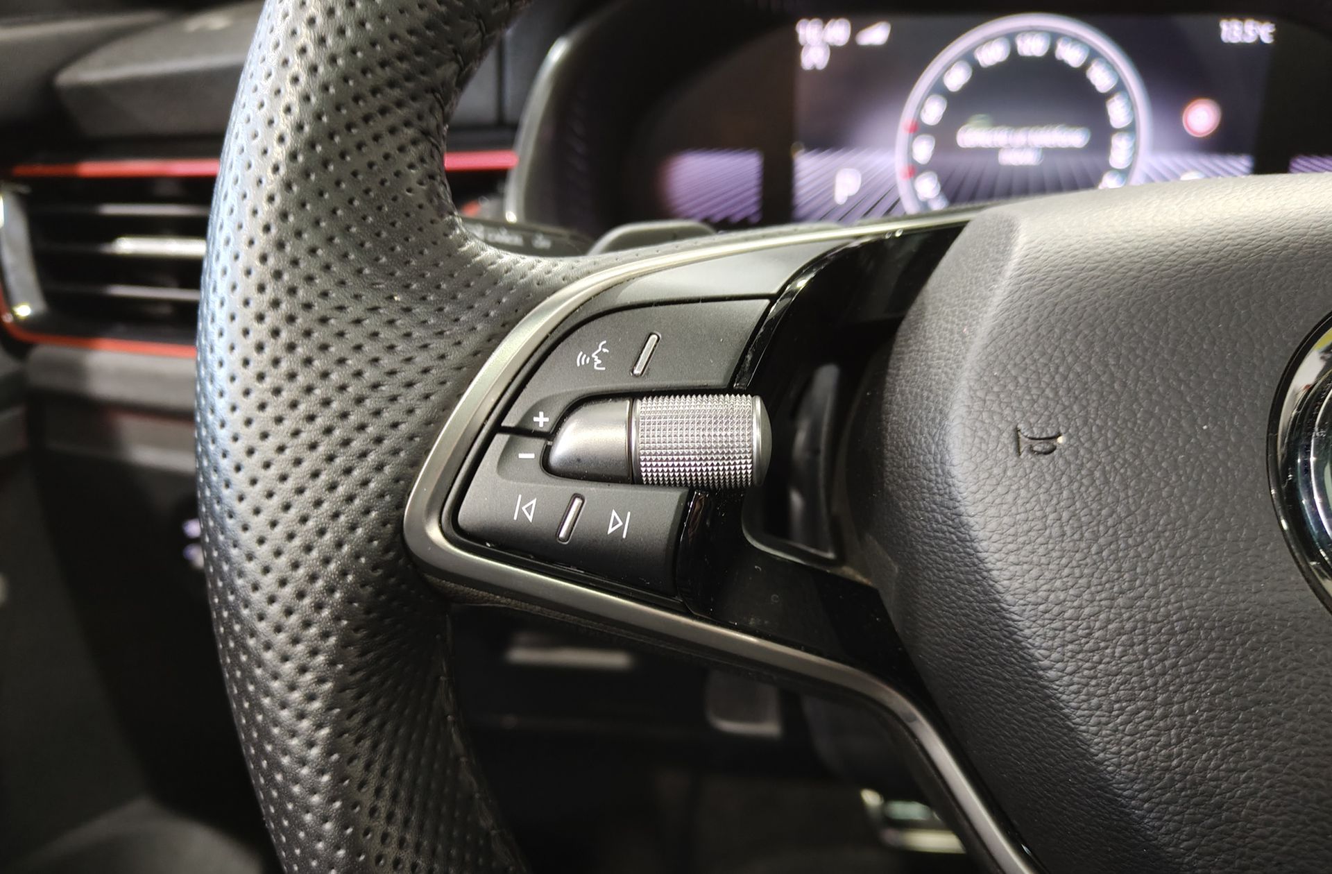 Škoda Kamiq 1.0 TSI Design DSG - foto 26