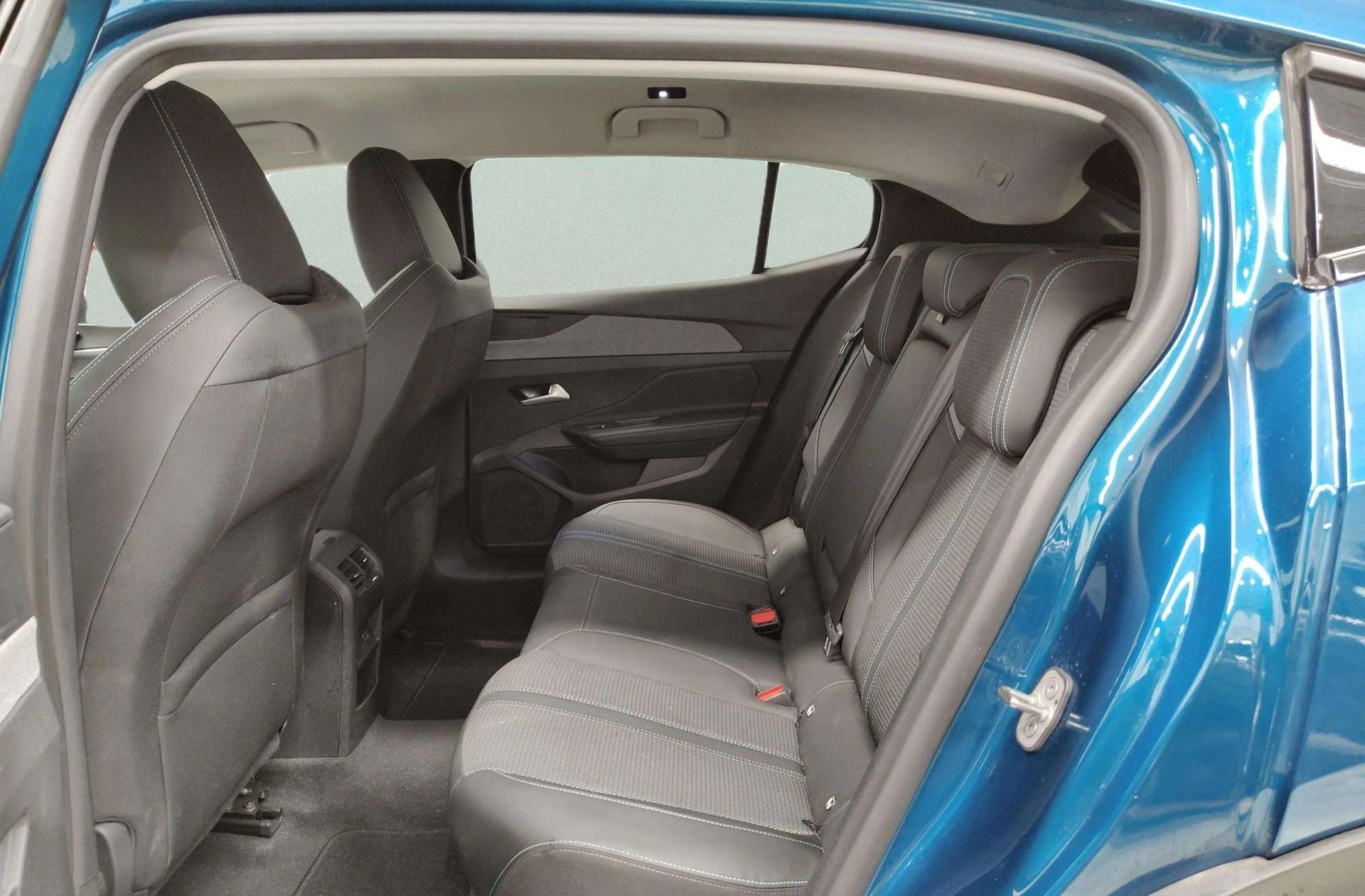 Peugeot 408 Allure Hybrid 145 eDCS6 - foto 14