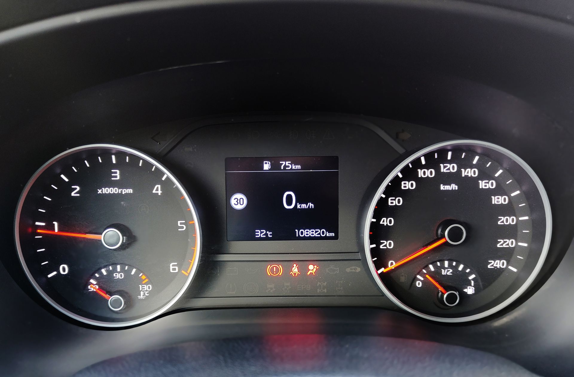 Kia Sportage 1.6 MHEV Black Edition - foto 24