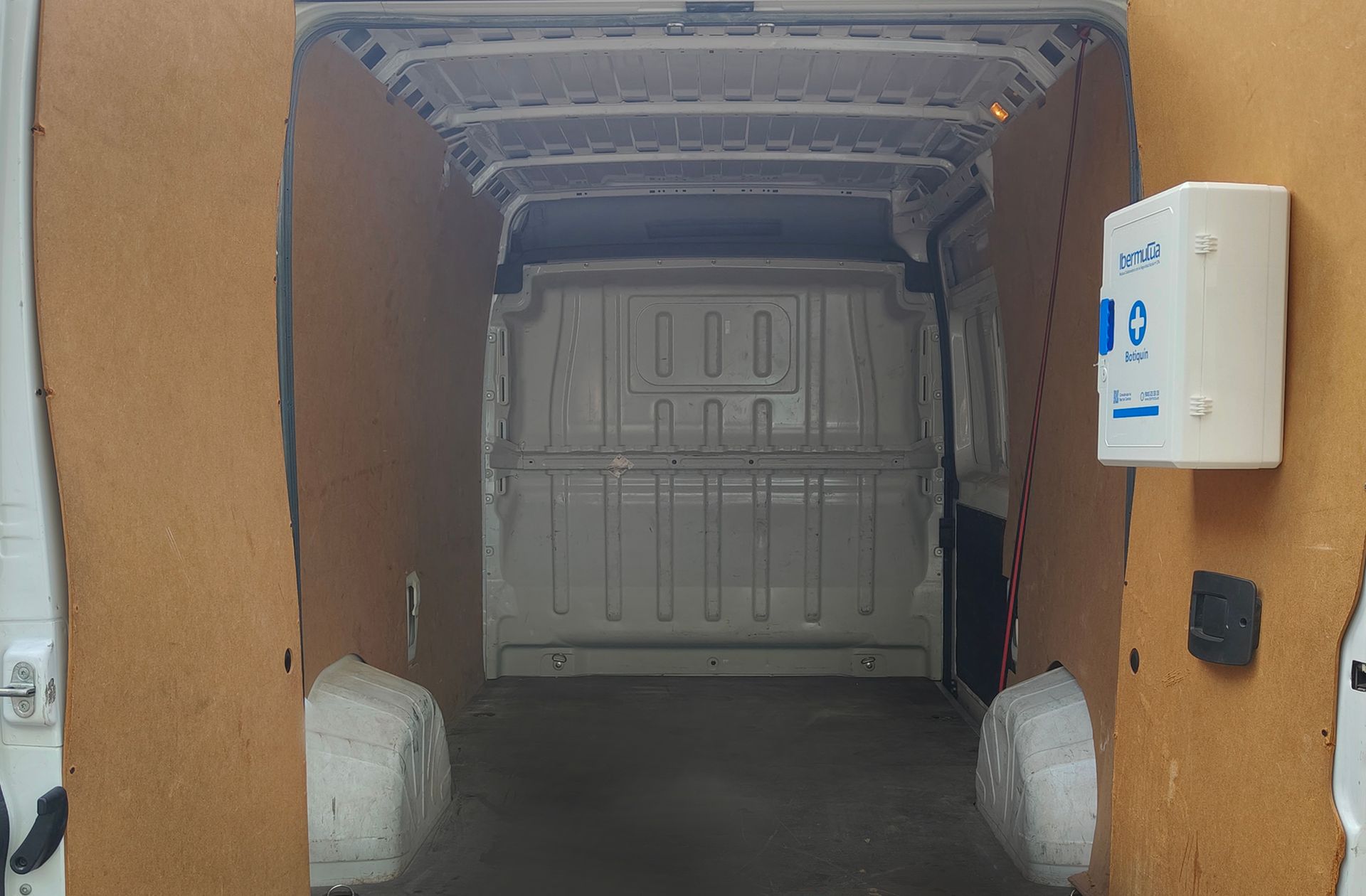 Peugeot Boxer Furgon BlueHDi 140 335 L2H2 - foto 15