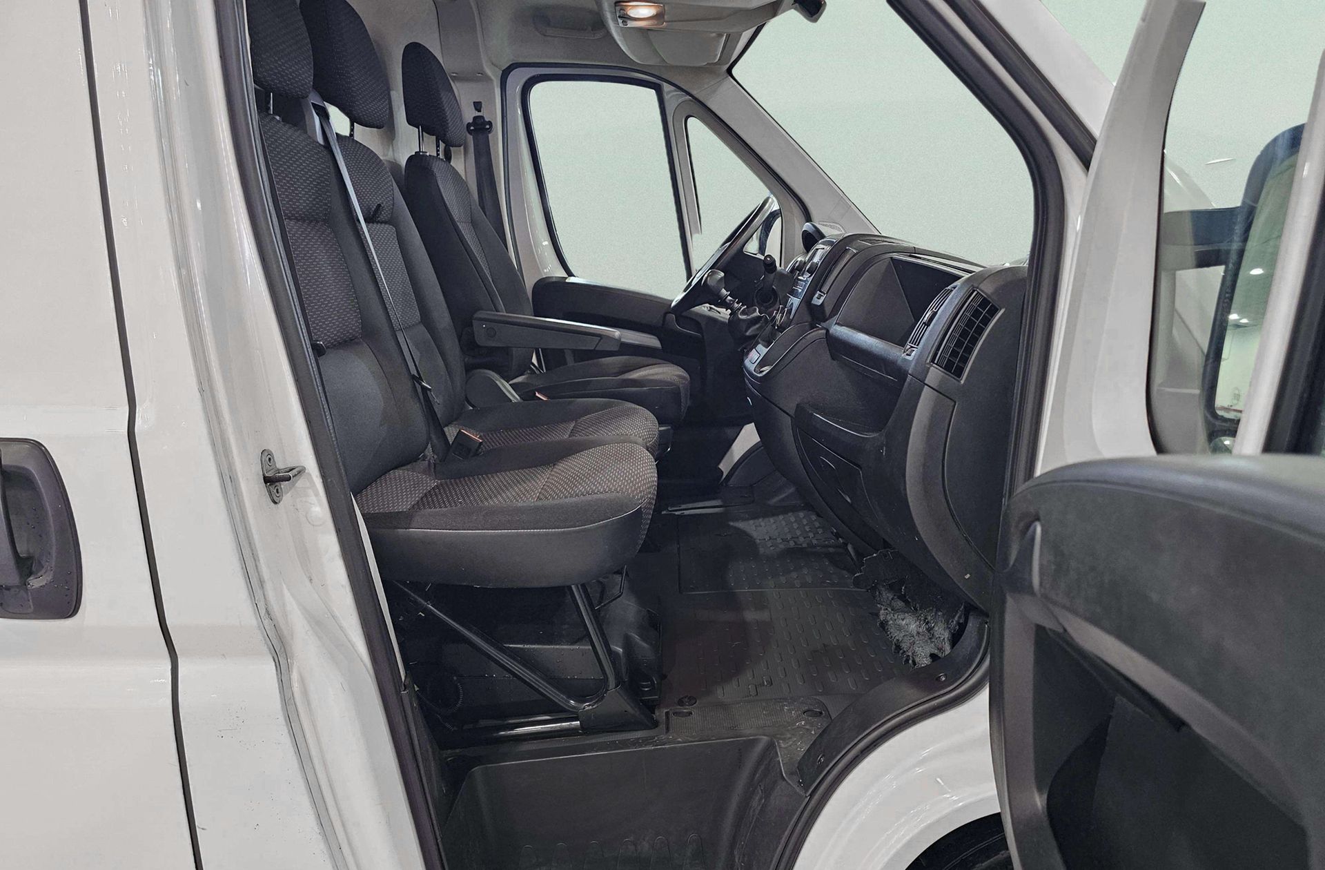 Peugeot Boxer Furgon BlueHDi 140 Pack 335 L2H2 - foto 14