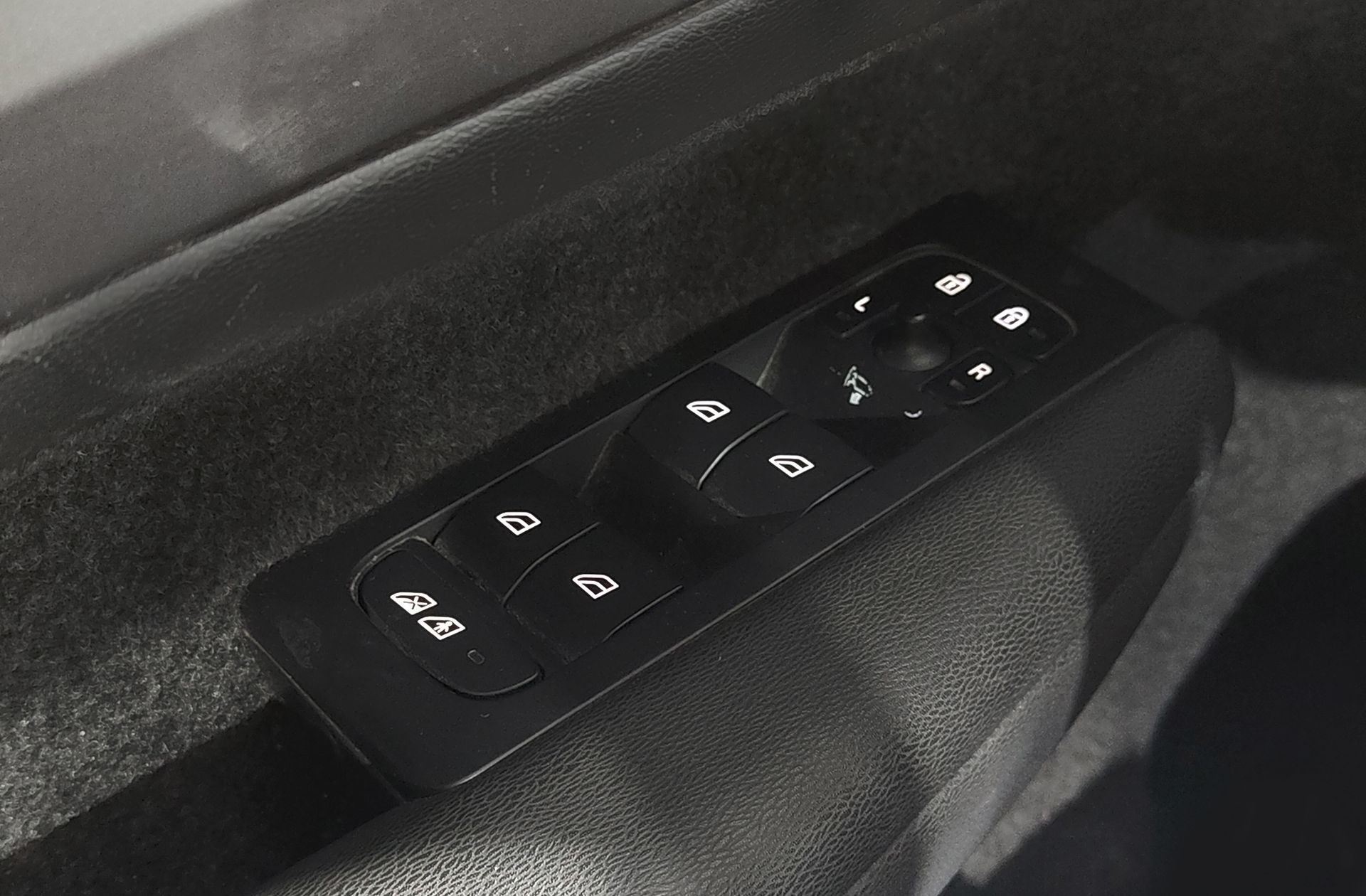 Volvo XC40 B3 Gasolina Mild hybrid Plus Dark - foto 47