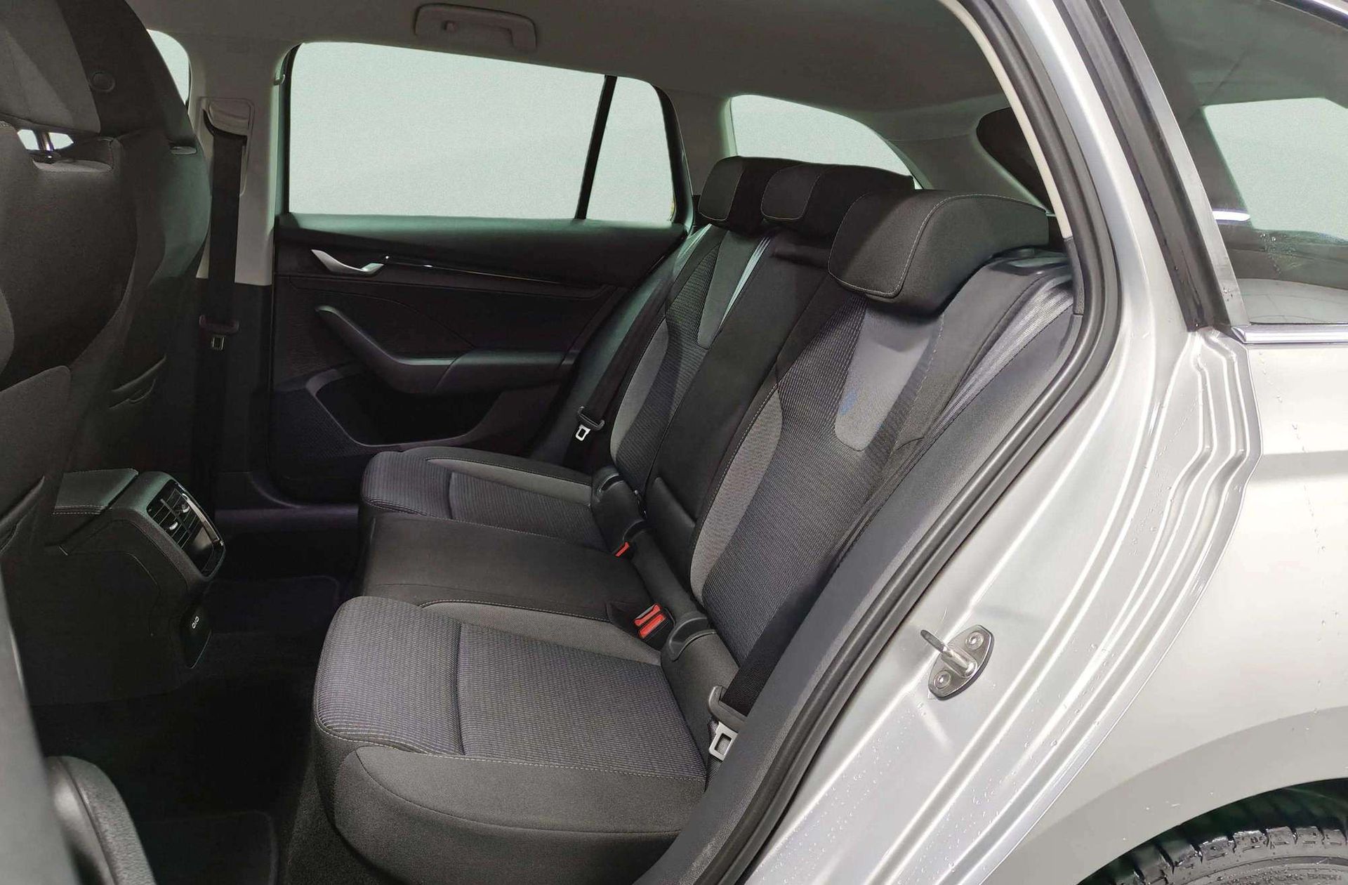 Škoda Octavia Combi 1.5 TSI m-HEV Selection DSG - foto 12