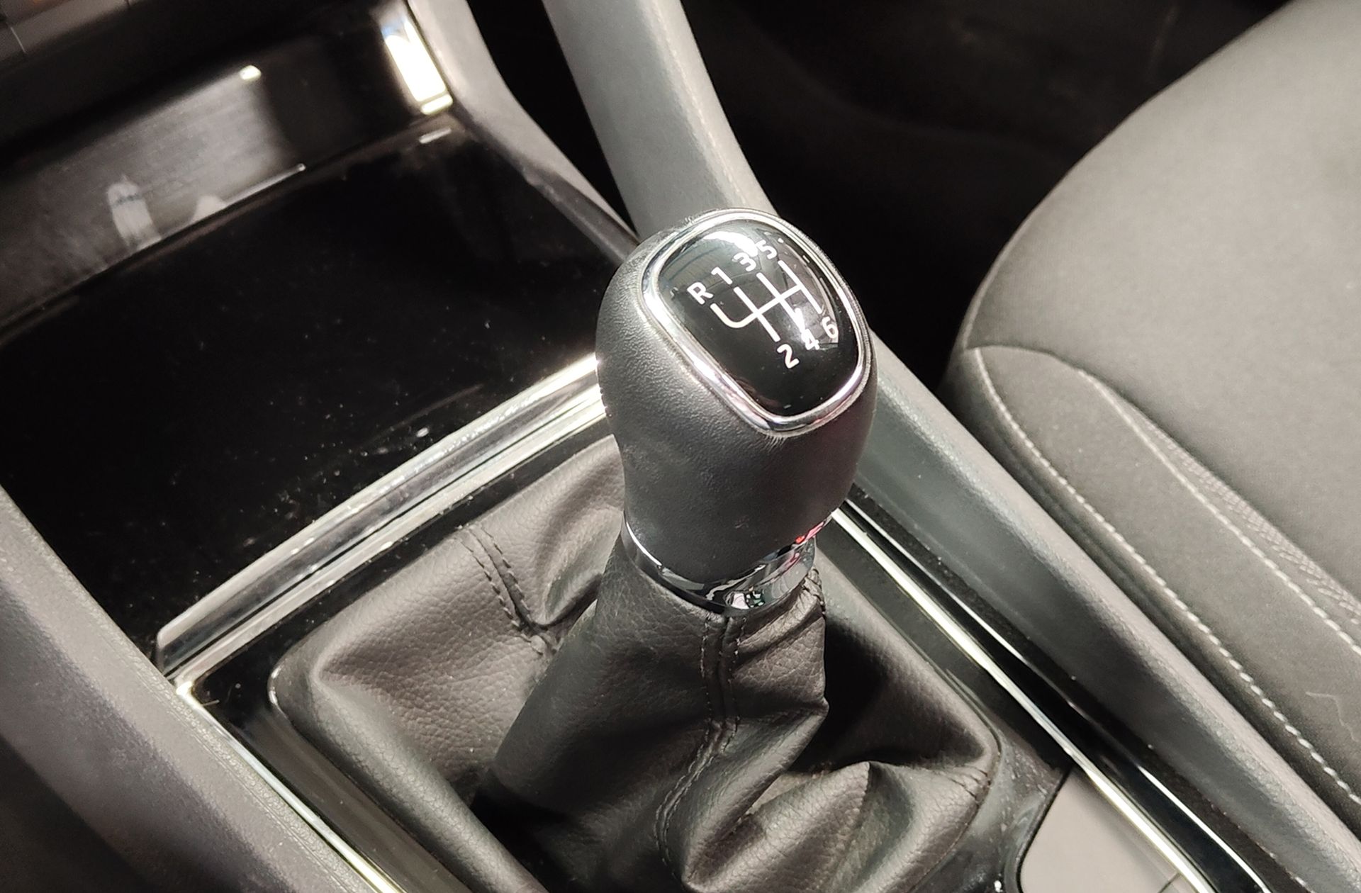 Škoda Karoq 2.0 TDI Selection - foto 5