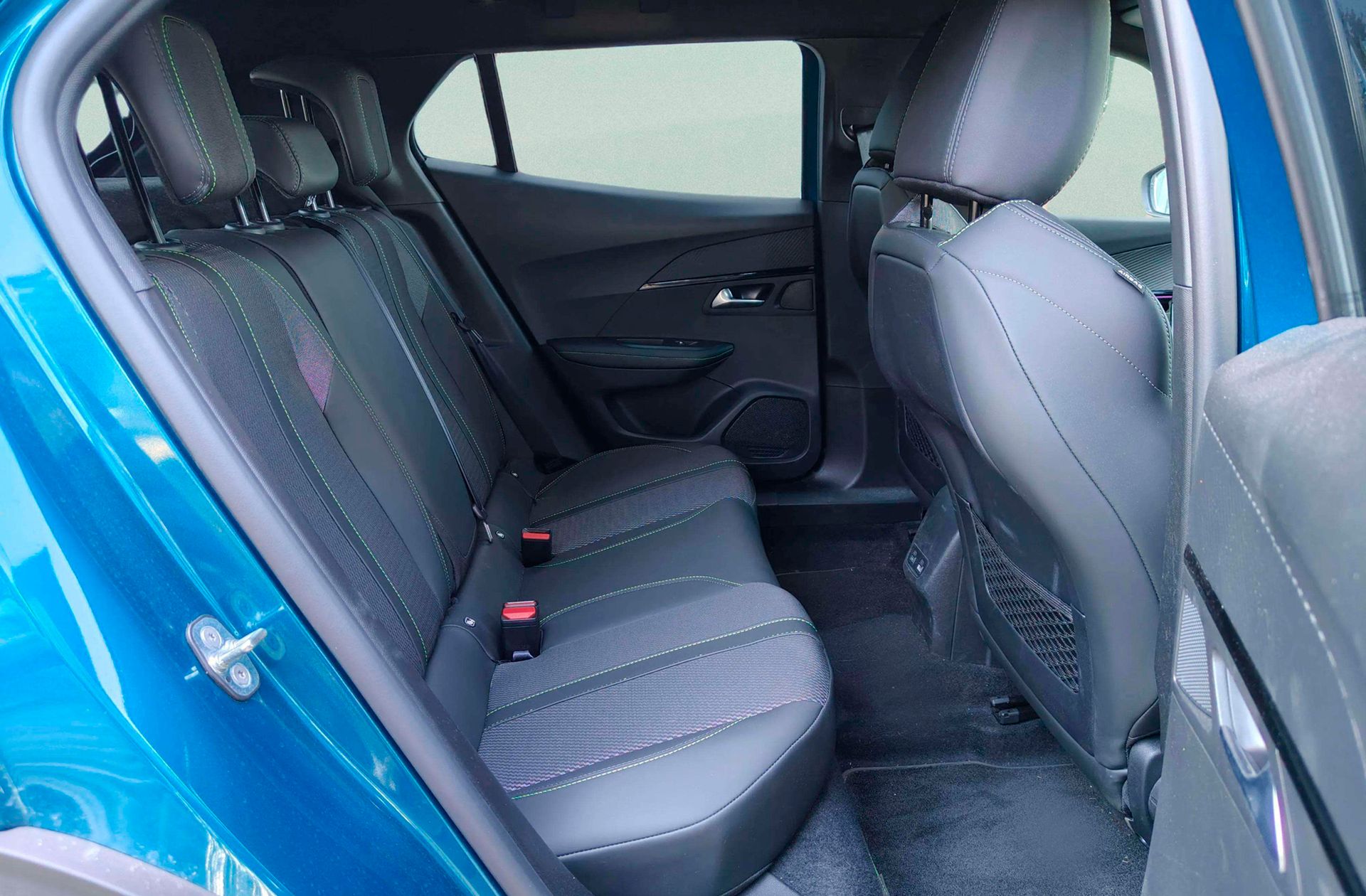 Peugeot 2008 GT Hybrid eDCS6 - foto 19