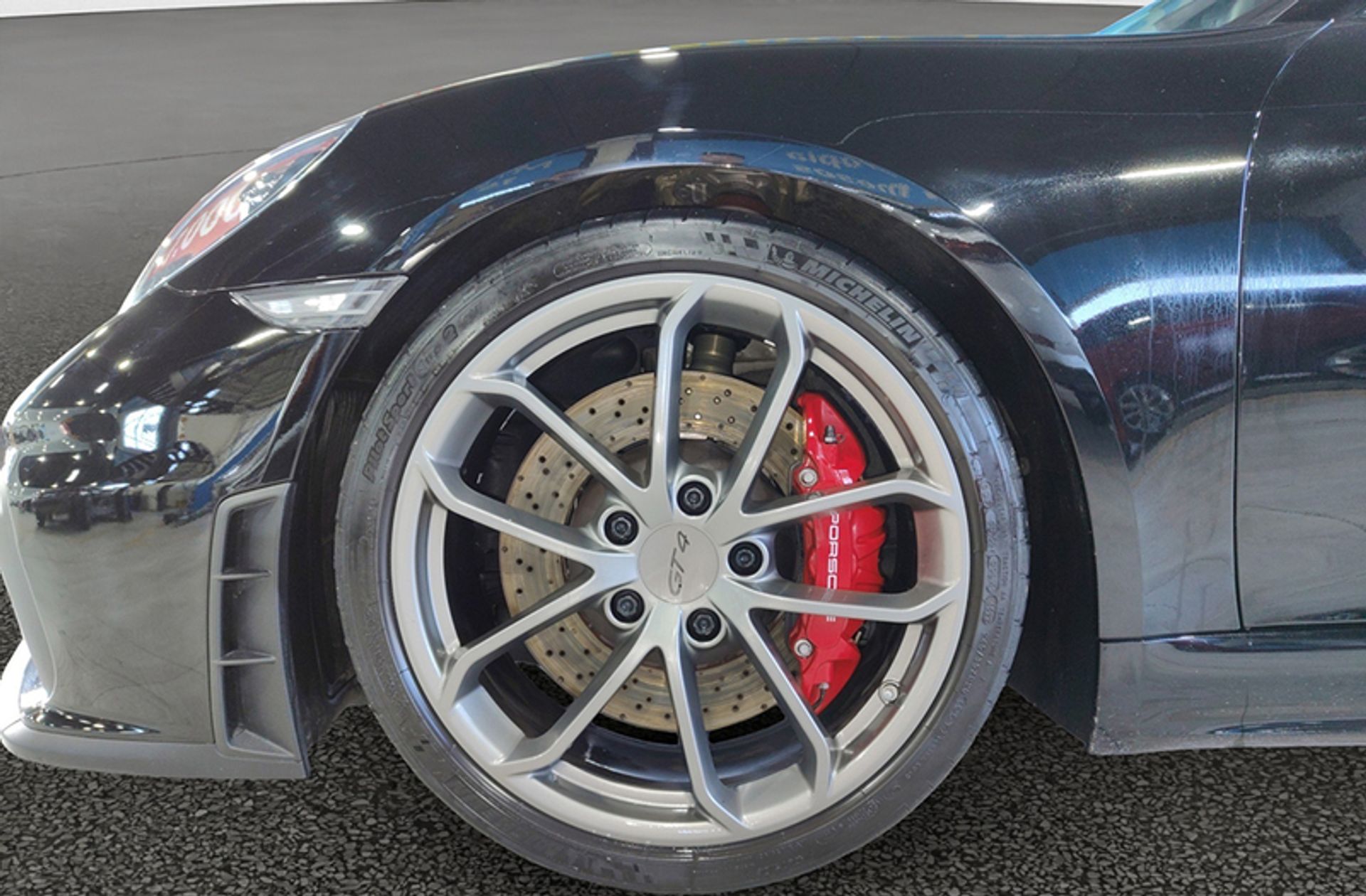 Porsche 718 Cayman GT4 - foto 35
