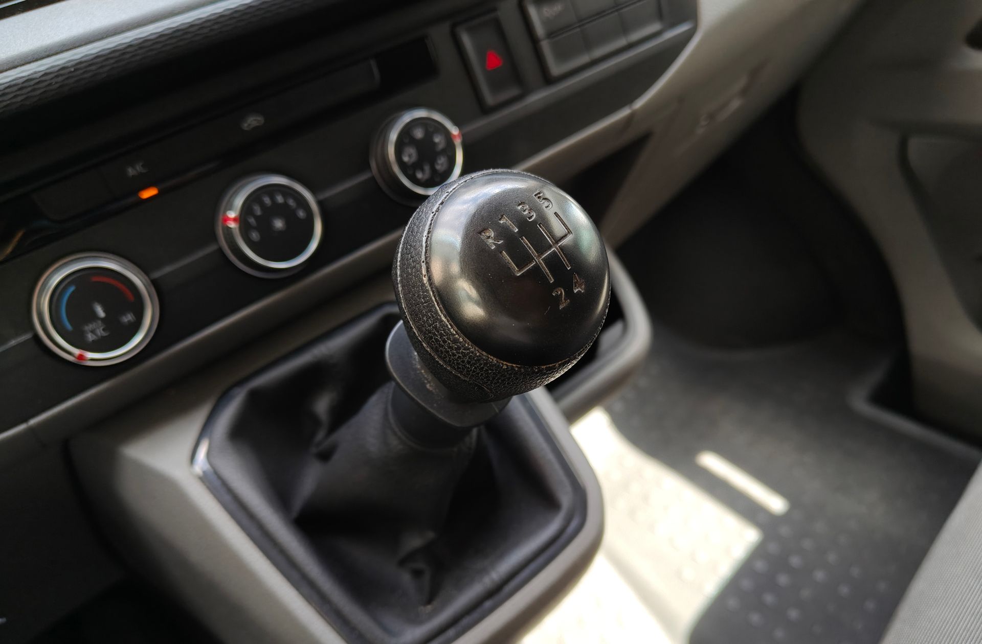 Volkswagen Transporter Furgon Batalla Corta TN 2.0 TDI - foto 5