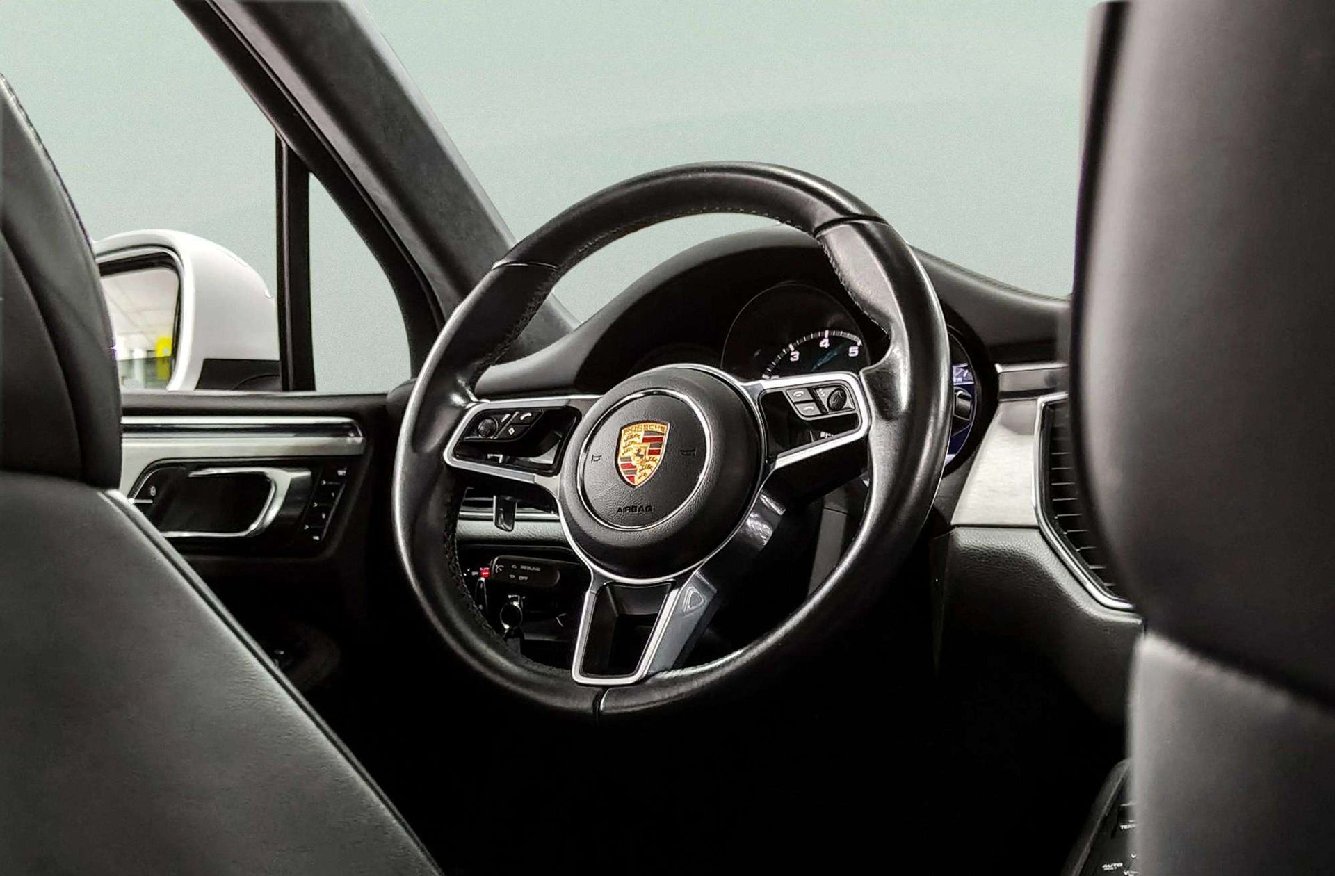 Porsche Macan Turbo - foto 35