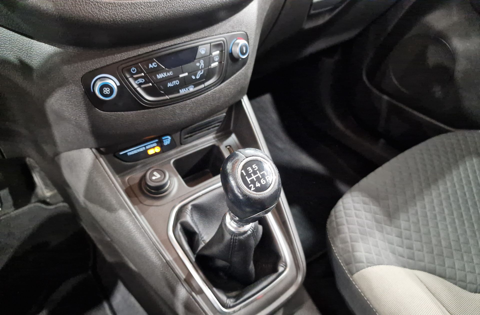Ford Tourneo Courier 1.0 EcoBoost Titanium - foto 5