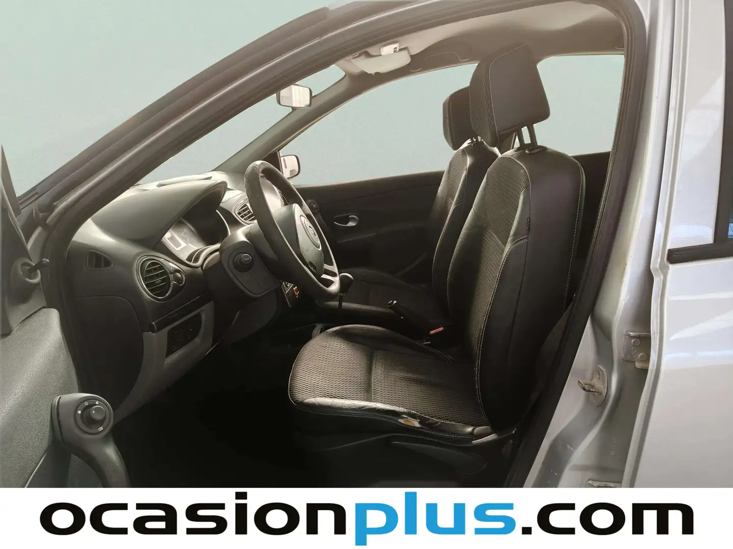 Foto Renault Clio Renault Clio 1.2 16v Pack Authentique (75 CV)