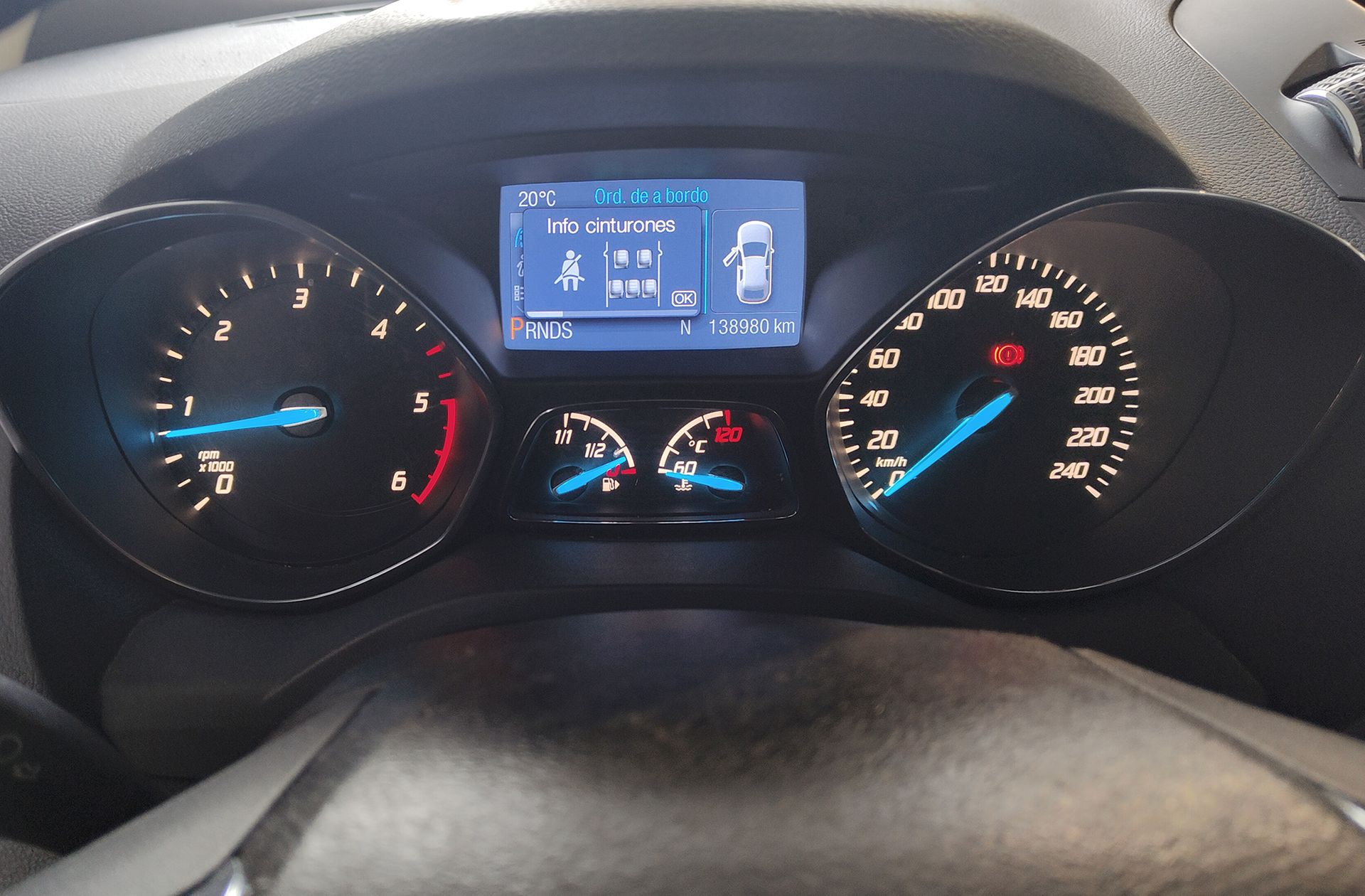 Ford Kuga 2.0 TDCi Titanium 4x4 Powershift - foto 24