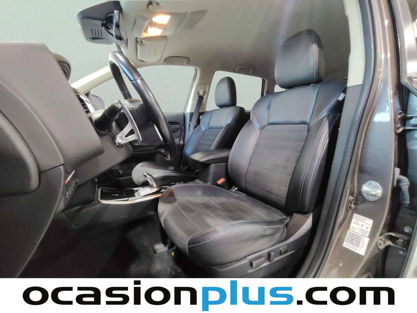 Foto asientos delanteros Mitsubishi Outlander Mitsubishi Outlander 2.4 PHEV Kaiteki 4WD Auto (224 CV)