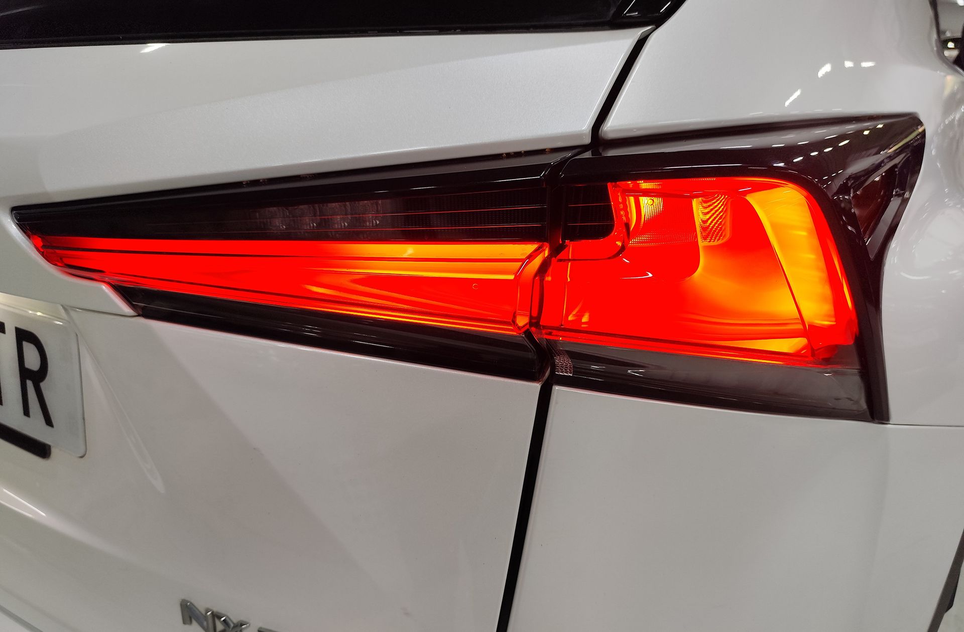 Lexus NX 300h Premium 2WD - foto 15