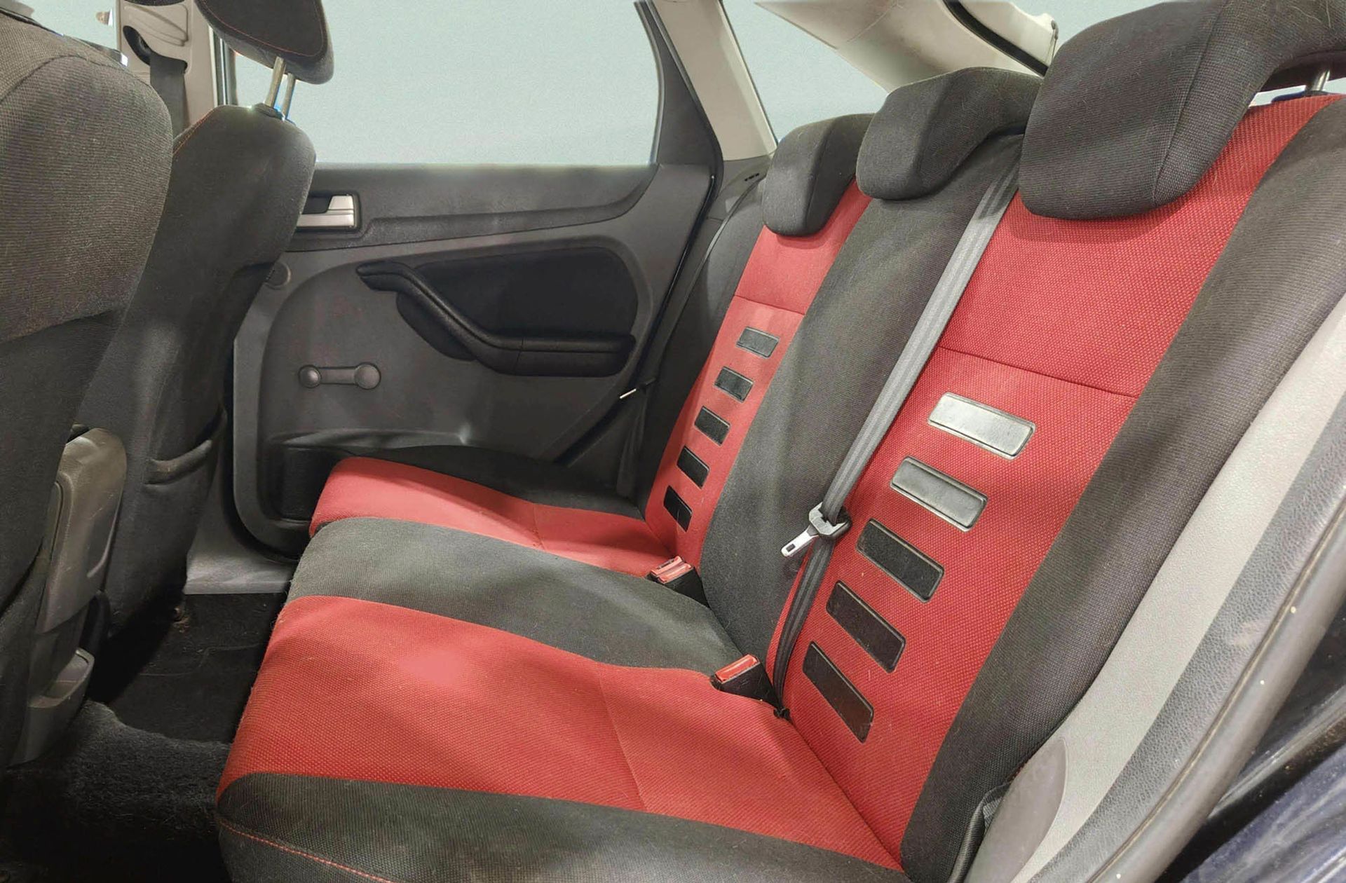 Ford Focus 1.6 Trend - foto 9