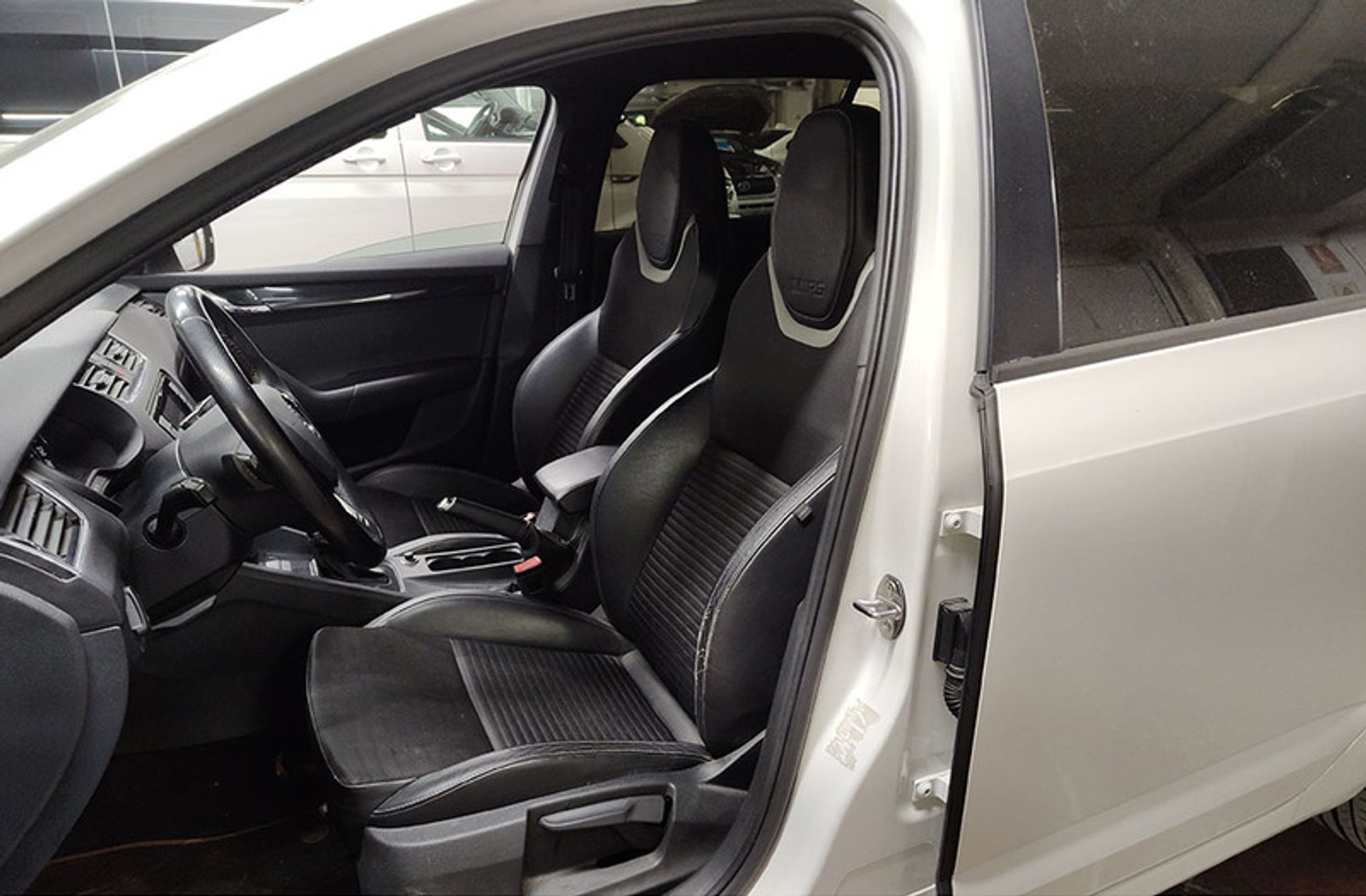 Škoda Octavia Combi 2.0 TDI RS DSG - foto 14