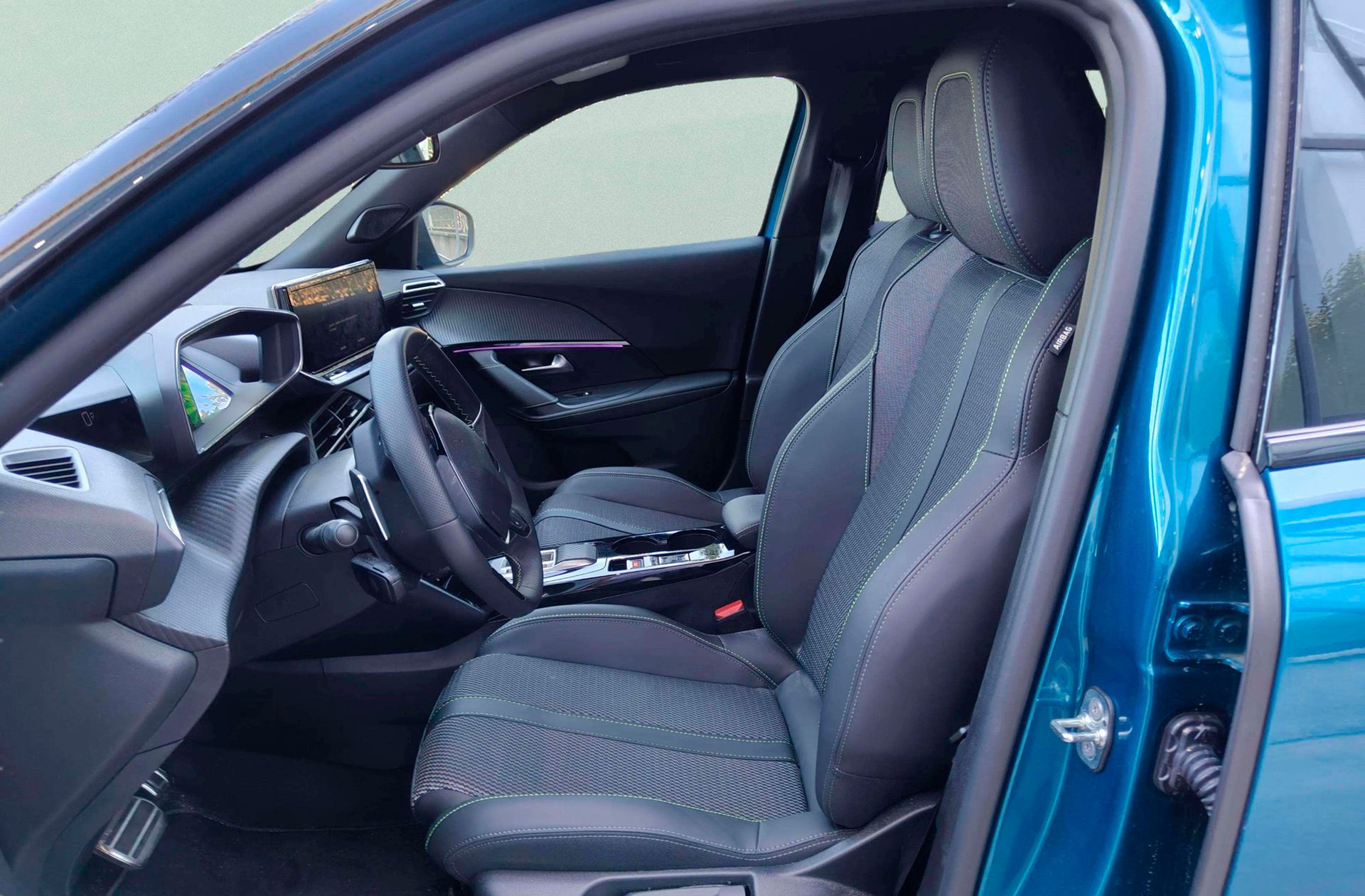 Peugeot 2008 GT Hybrid eDCS6 - foto 12