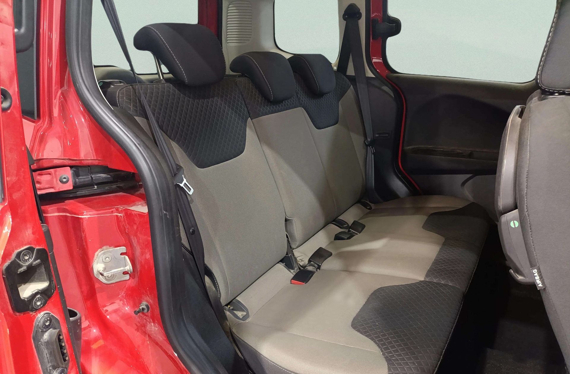 Ford Tourneo Courier 1.0 EcoBoost Titanium - foto 17