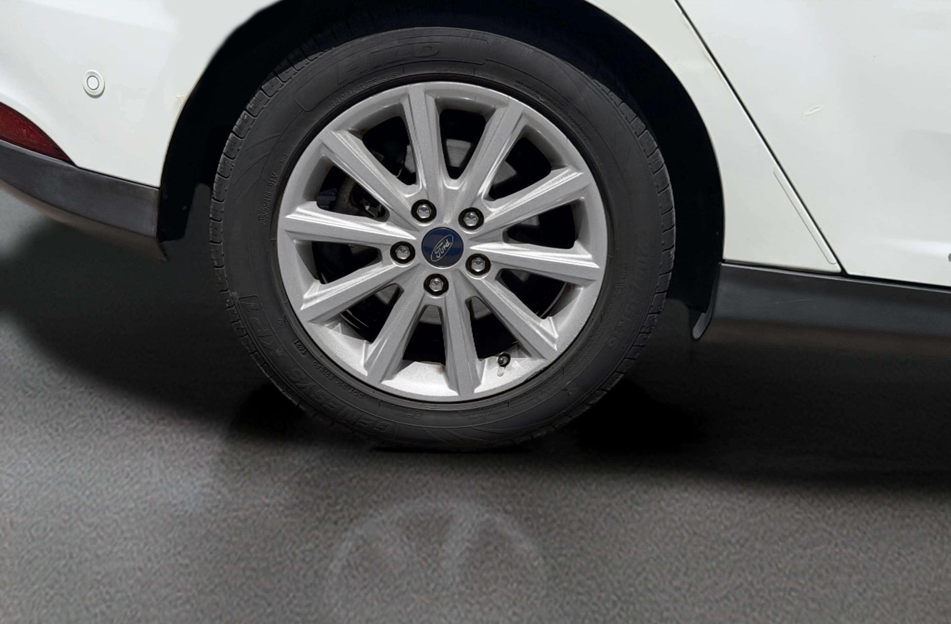 Ford Focus 1.0 EcoBoost Titanium Powershift - foto 31