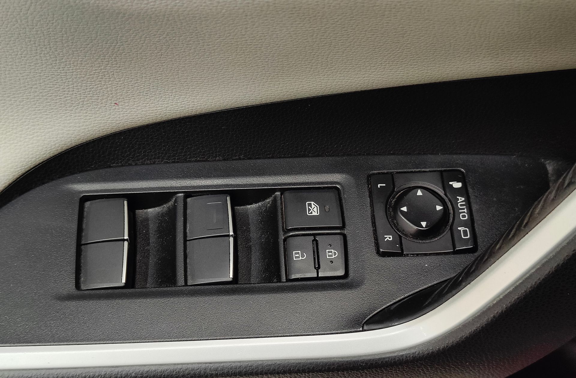 Toyota RAV4 2.5l Hybrid Luxury - foto 21