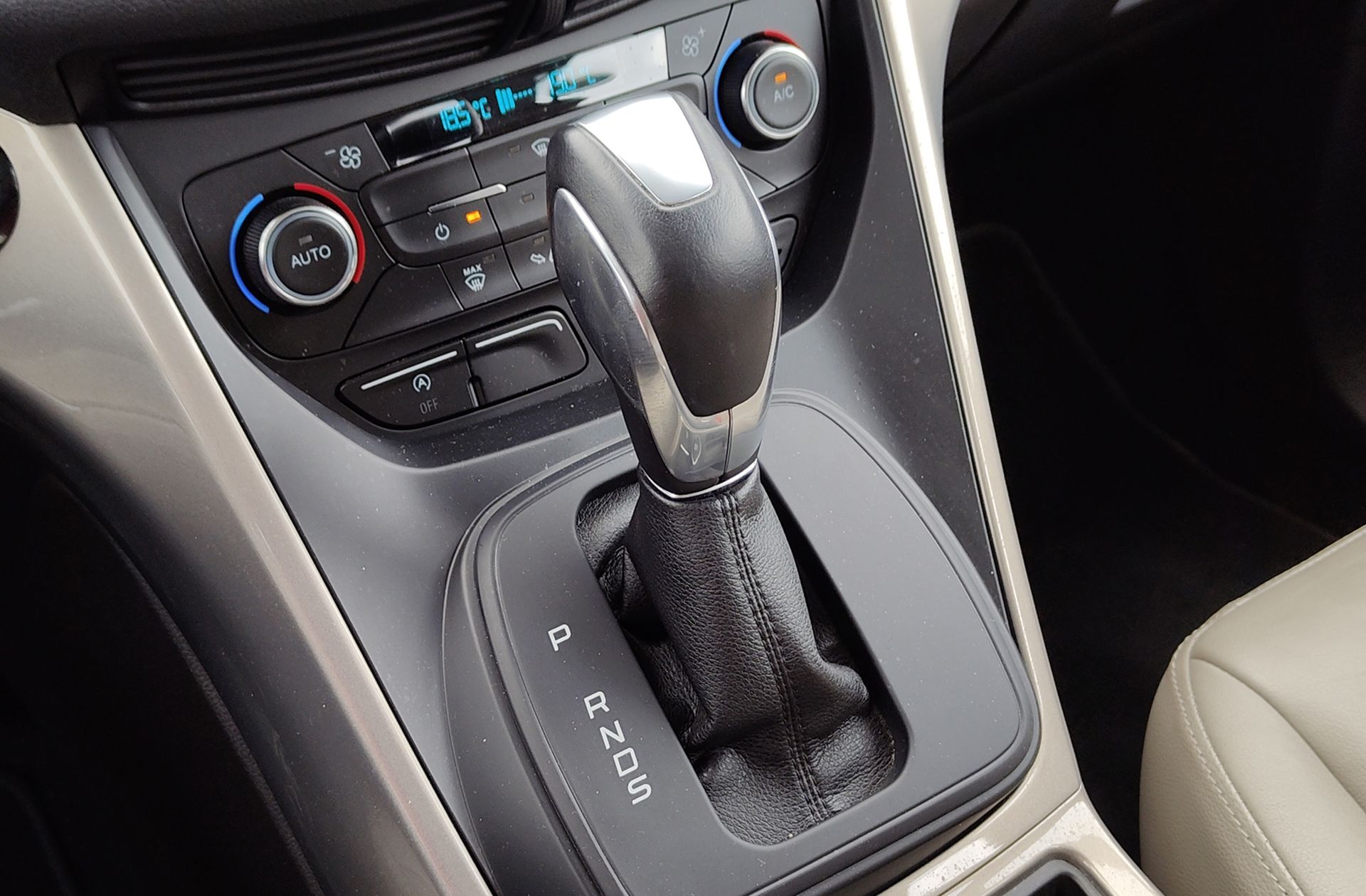 Ford Kuga 1.5 EcoBoost Titanium 4x4 - foto 5