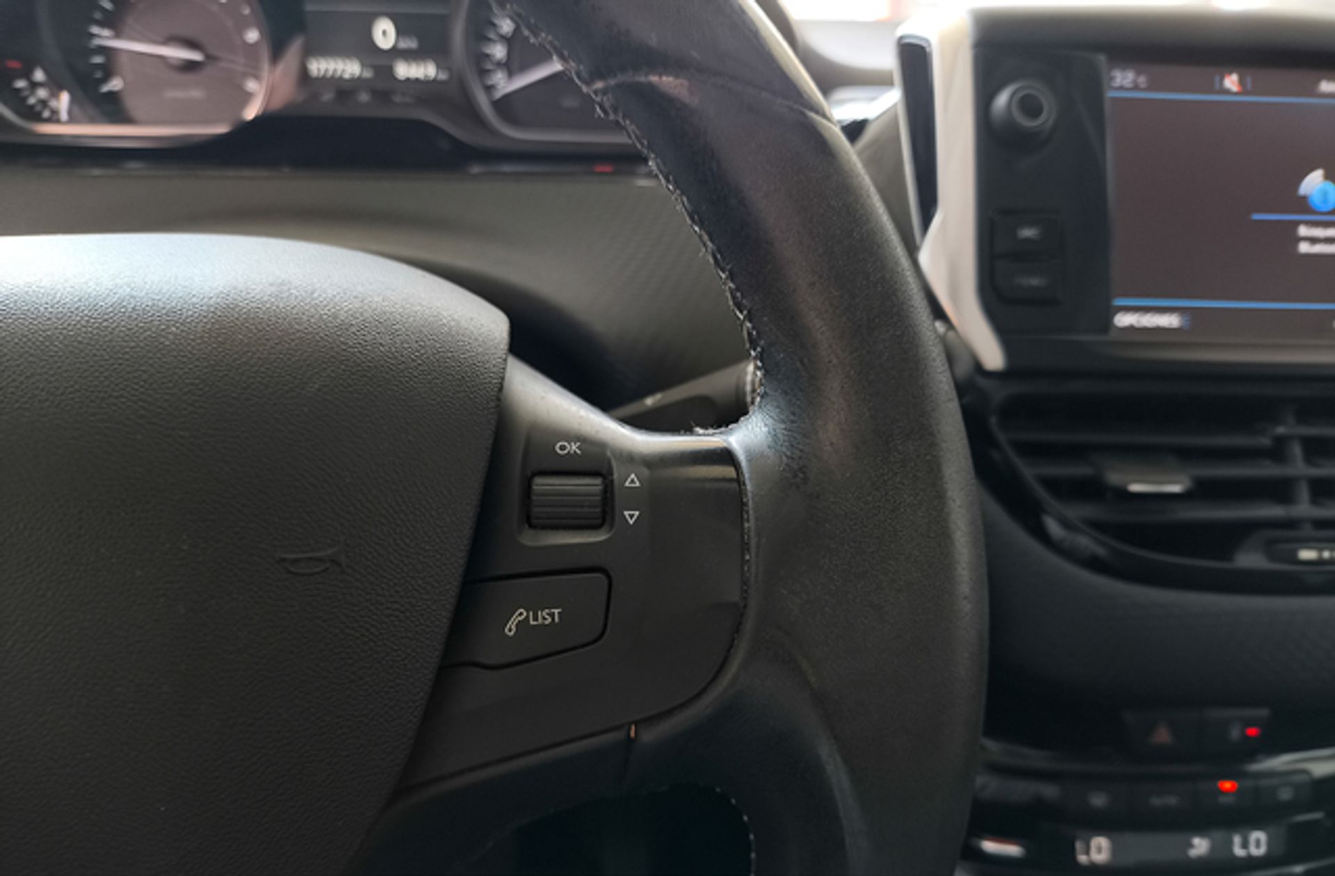Peugeot 2008 BlueHDi 120 Allure - foto 31