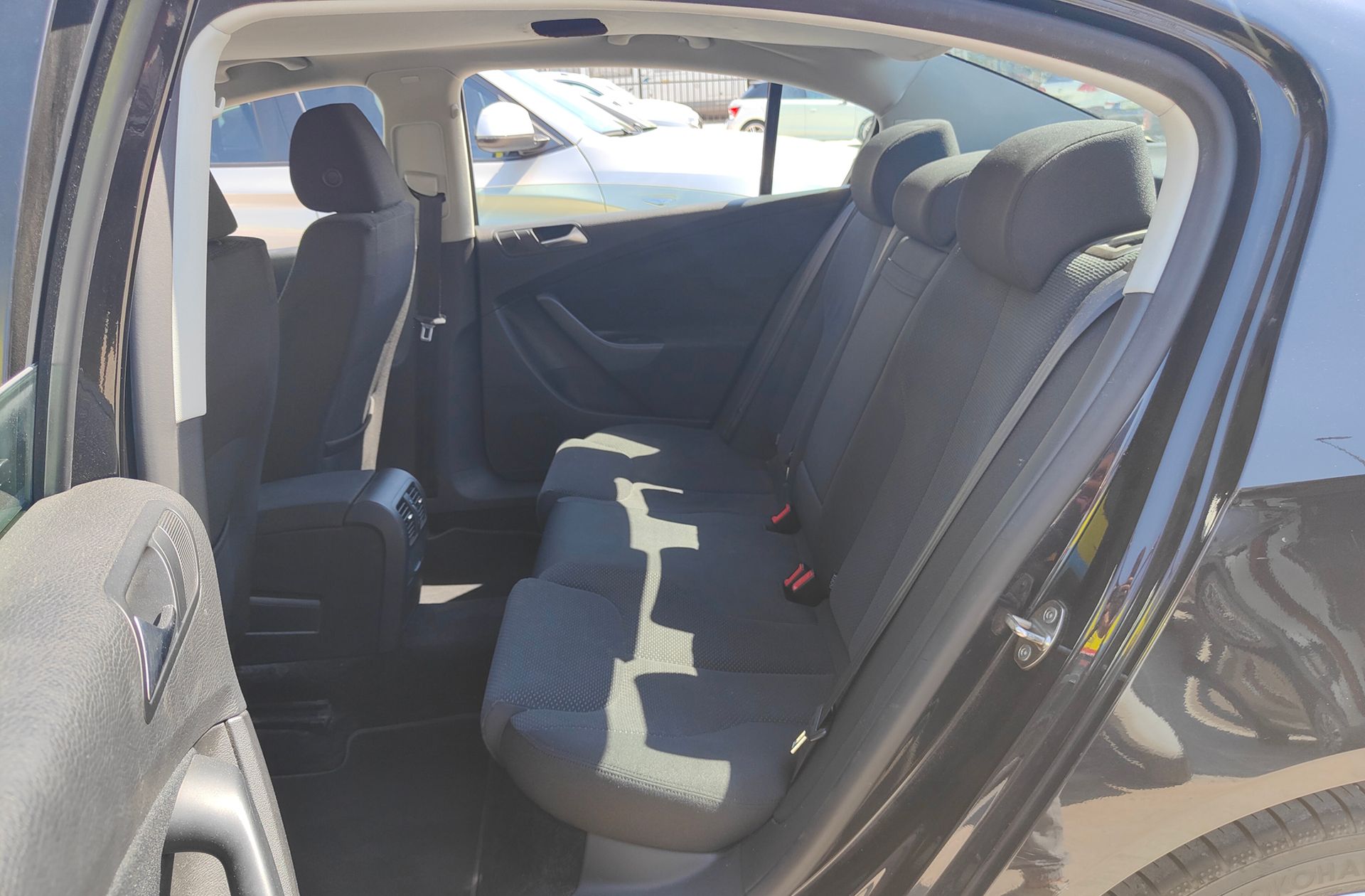 Volkswagen Passat 2.0 TDI DPF Edition Plus - foto 9