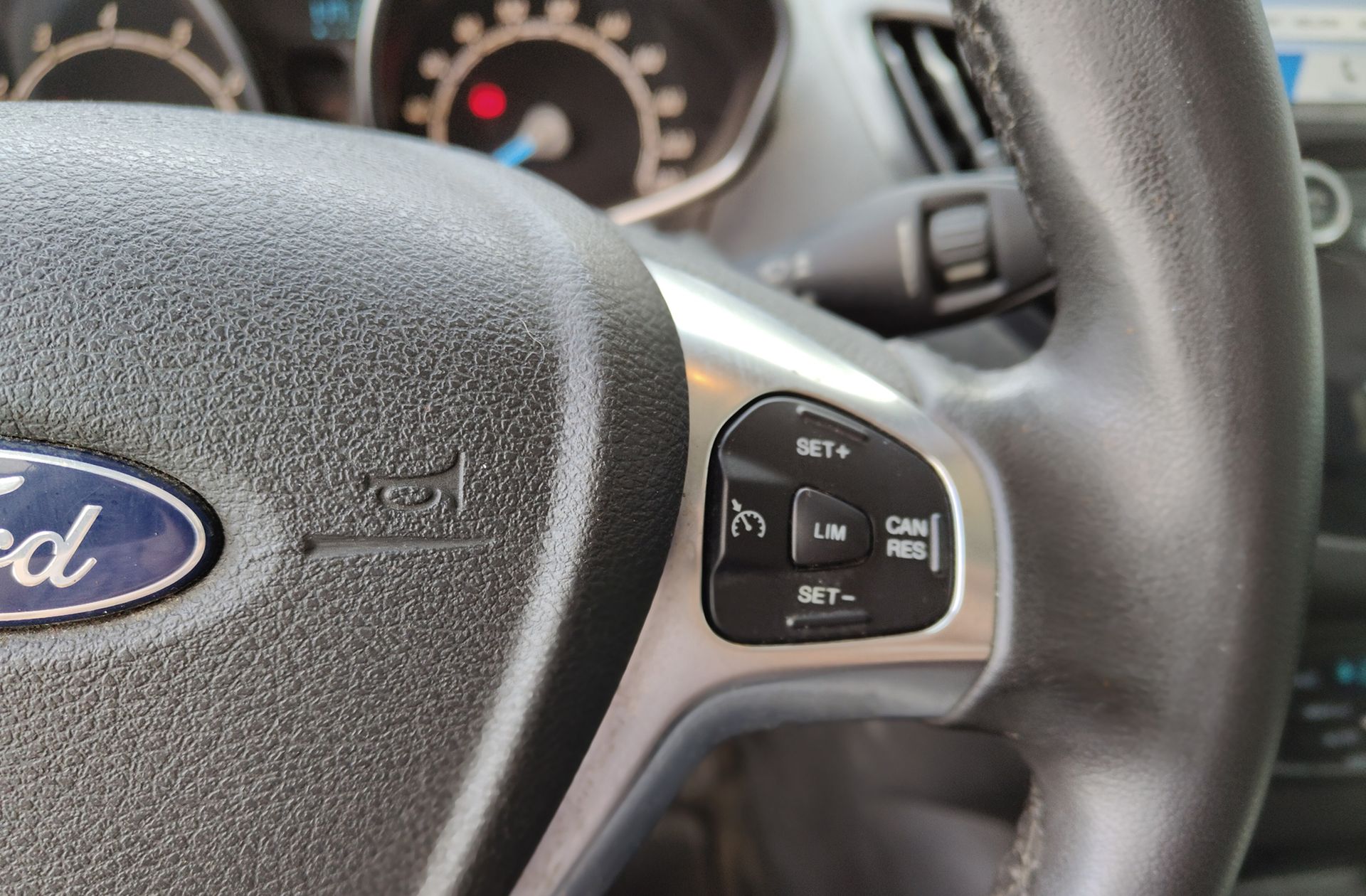 Ford Tourneo Courier 1.0 EcoBoost Titanium - foto 27