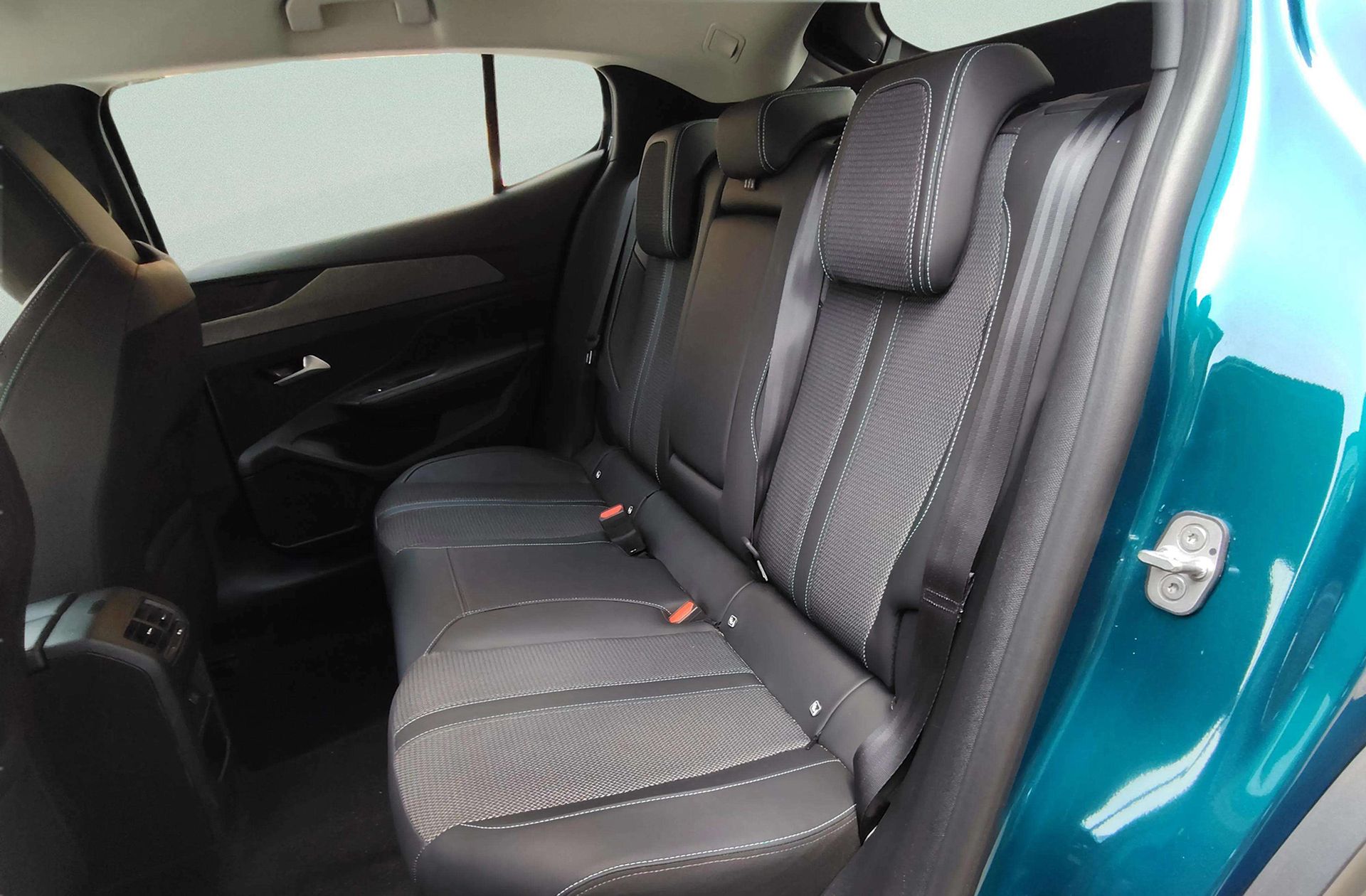 Peugeot 408 Allure Hybrid 145 eDCS6 - foto 13