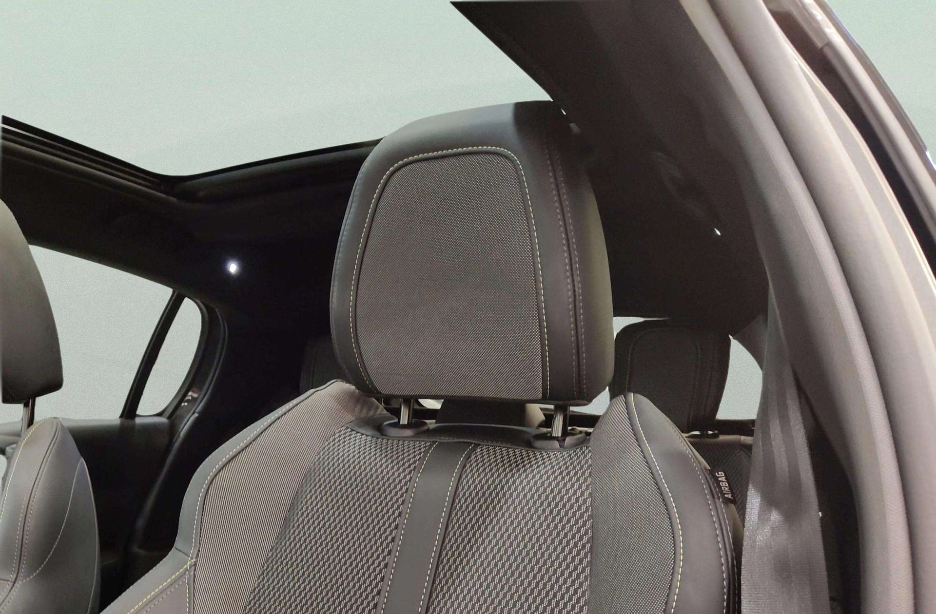 Peugeot 208 GT Hybrid eDCS6 - foto 8