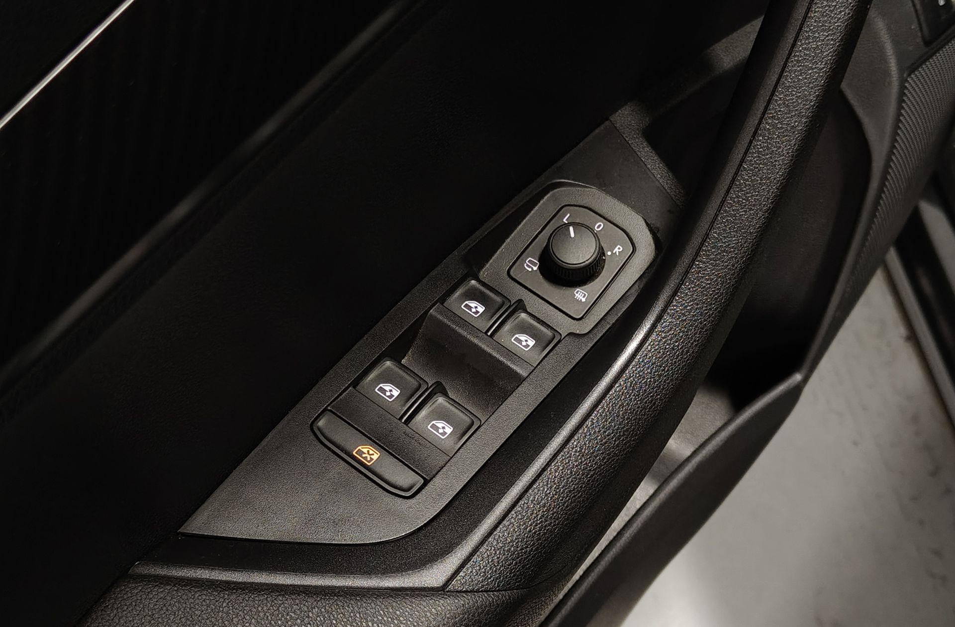 Škoda Karoq 1.5 TSI ACT Sportline DSG - foto 30