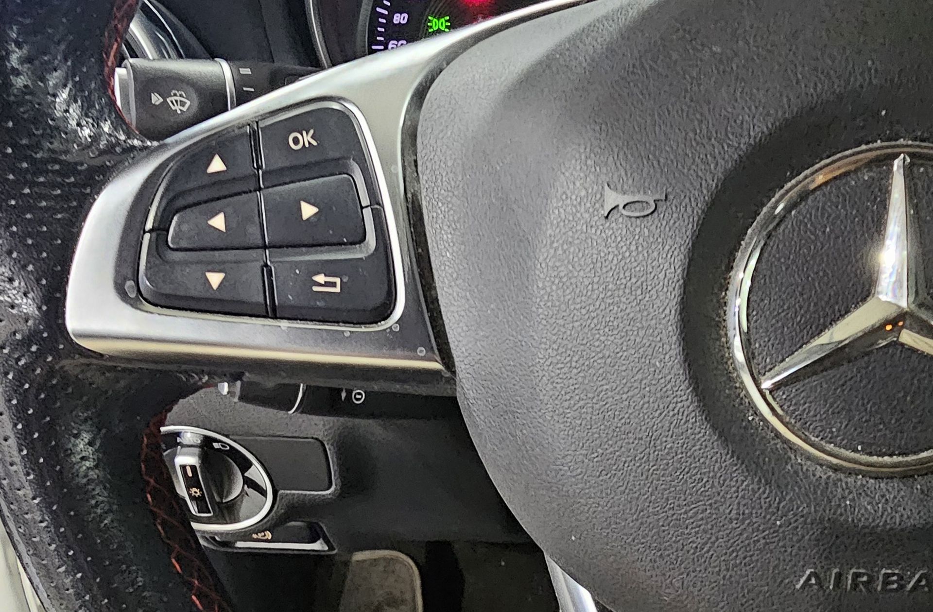 Mercedes-Benz GLA 180 Pack AMG - foto 30