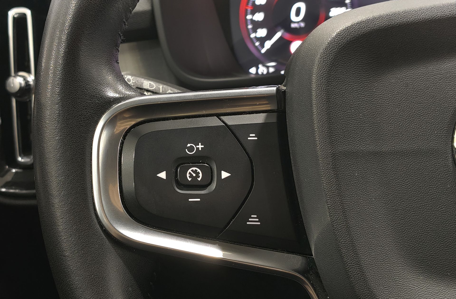 Volvo XC40 T3 Momentum Pro - foto 28