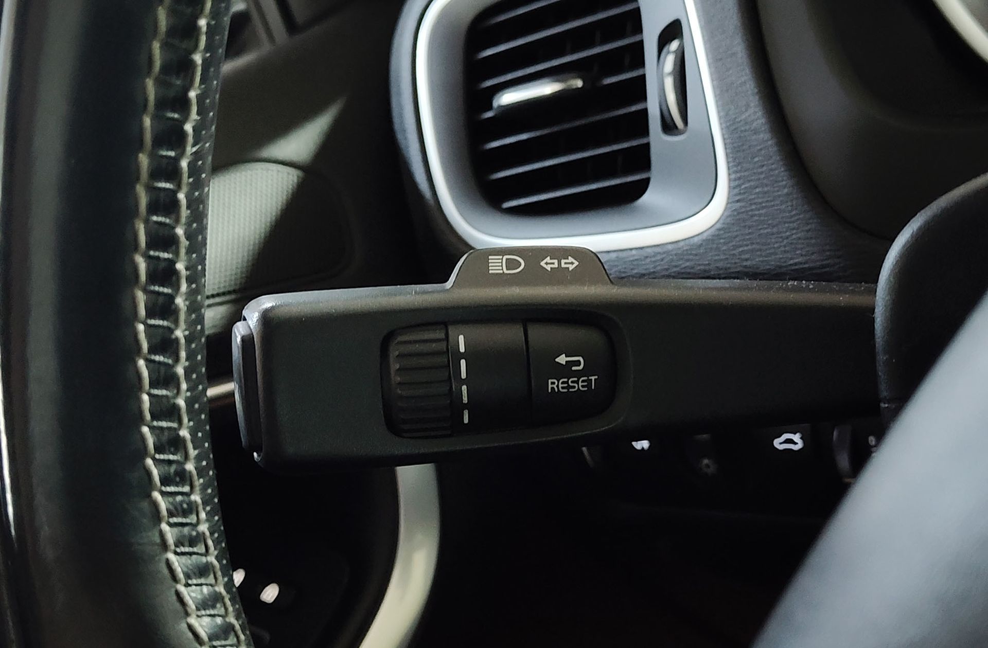 Volvo V40 D3 R-Design Momentum - foto 25