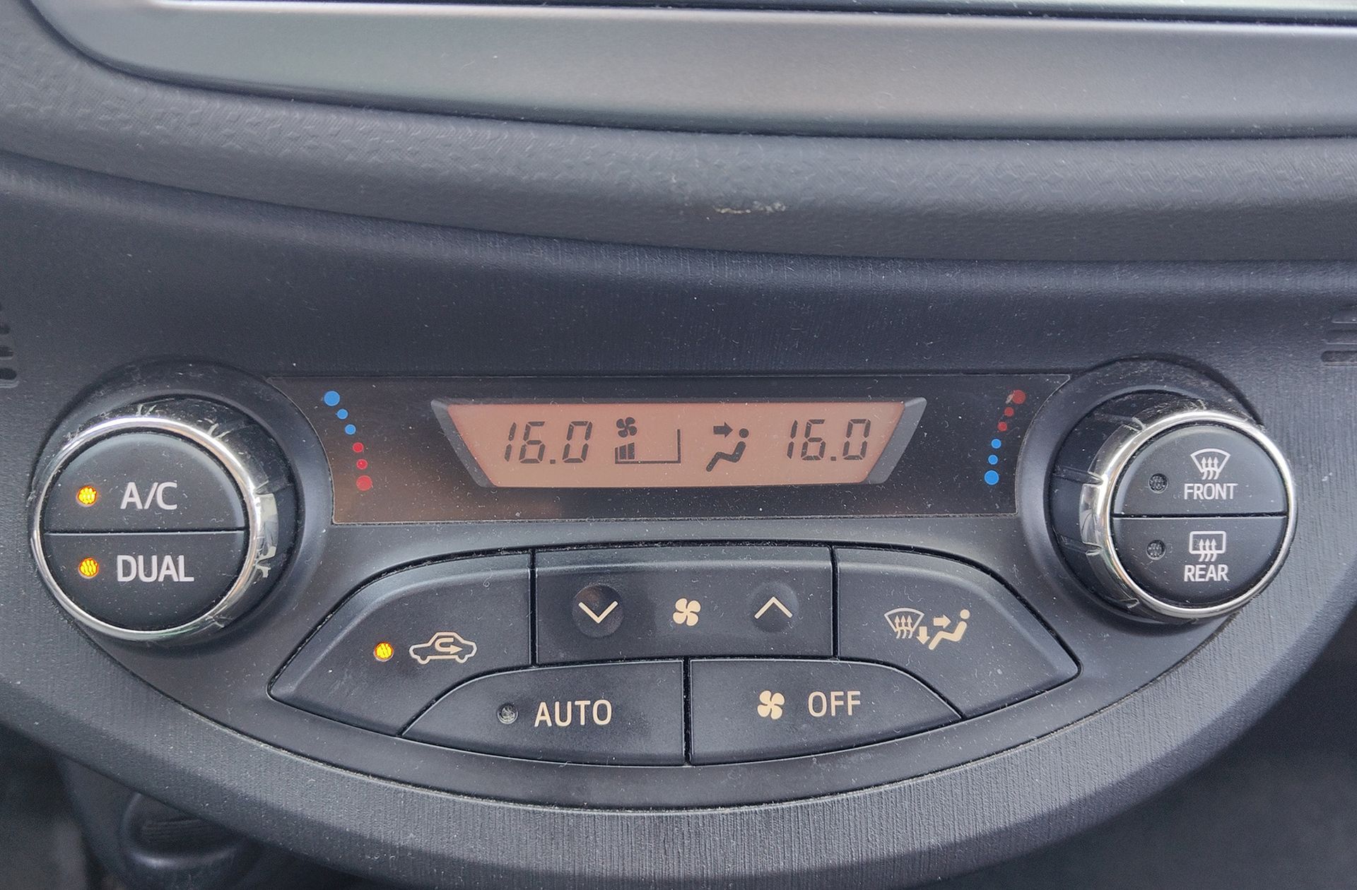Toyota Yaris 90D Active - foto 25