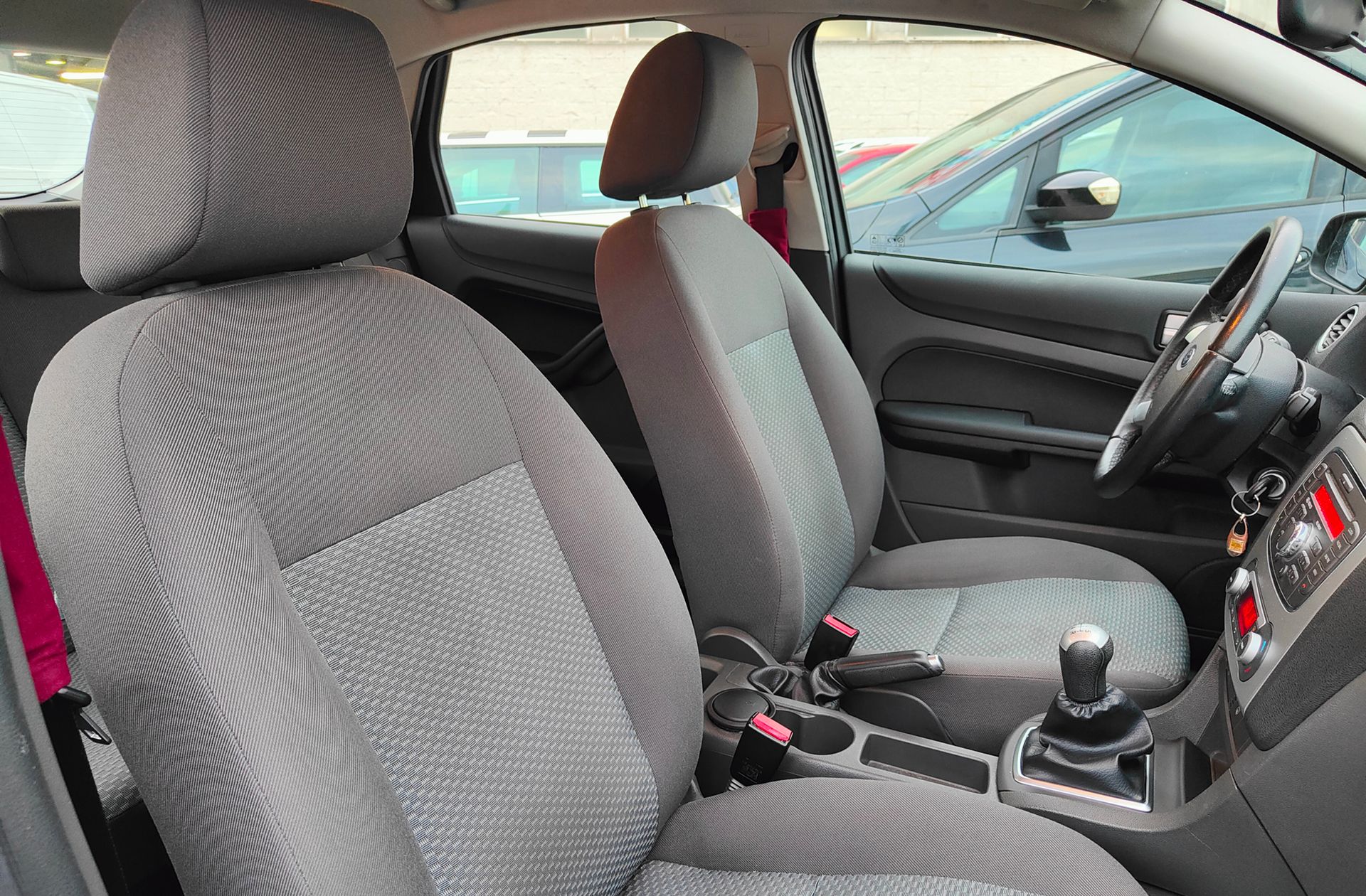 Ford Focus 1.6 Trend - foto 14
