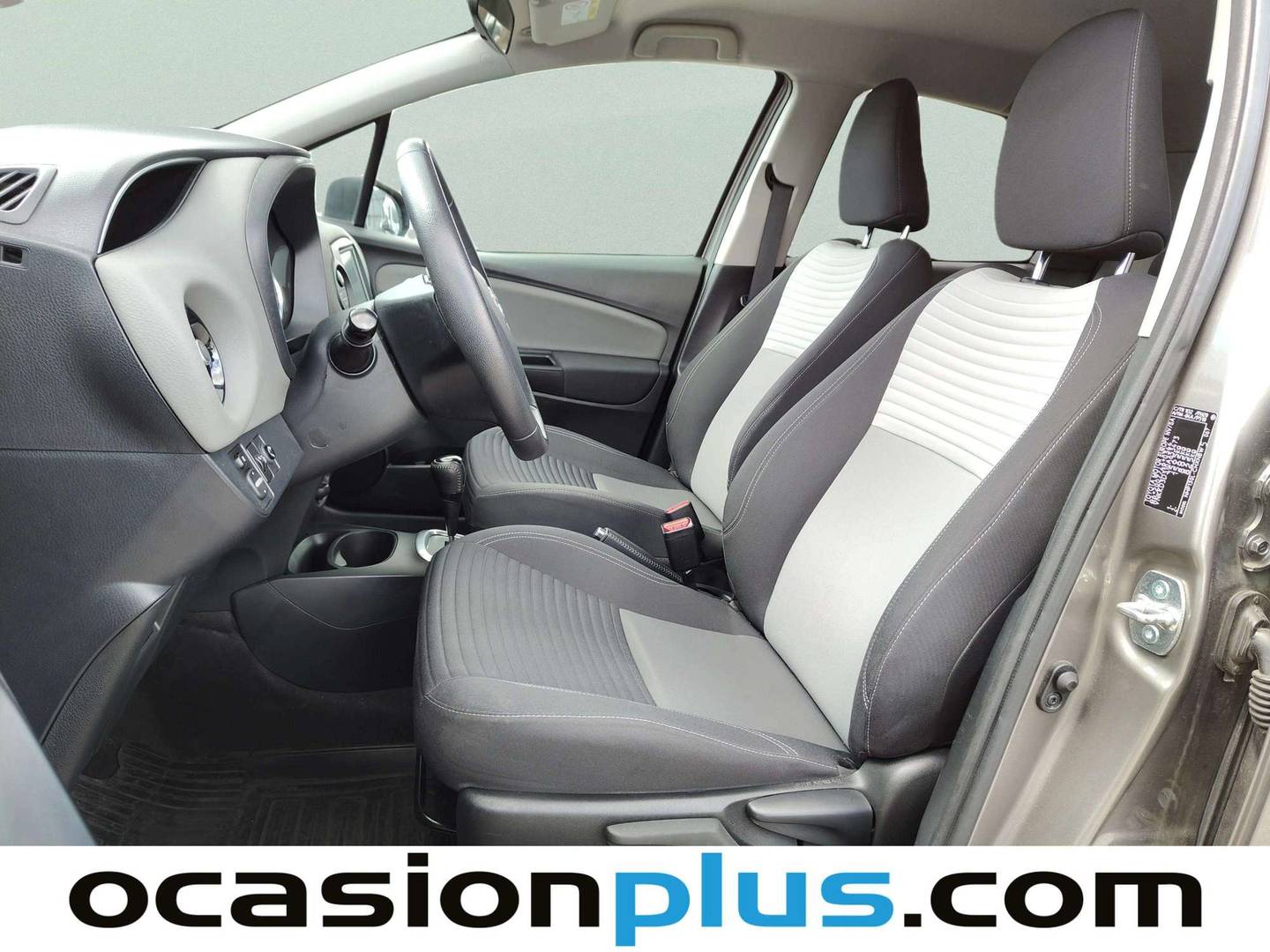 Foto asientos delanteros Toyota Yaris Toyota Yaris 100H Feel (100 CV)