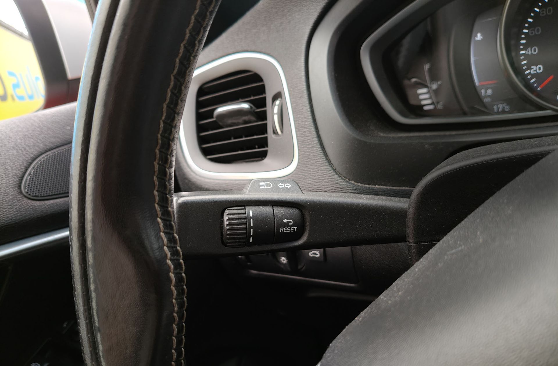 Volvo V40 R-Design Momentum - foto 24