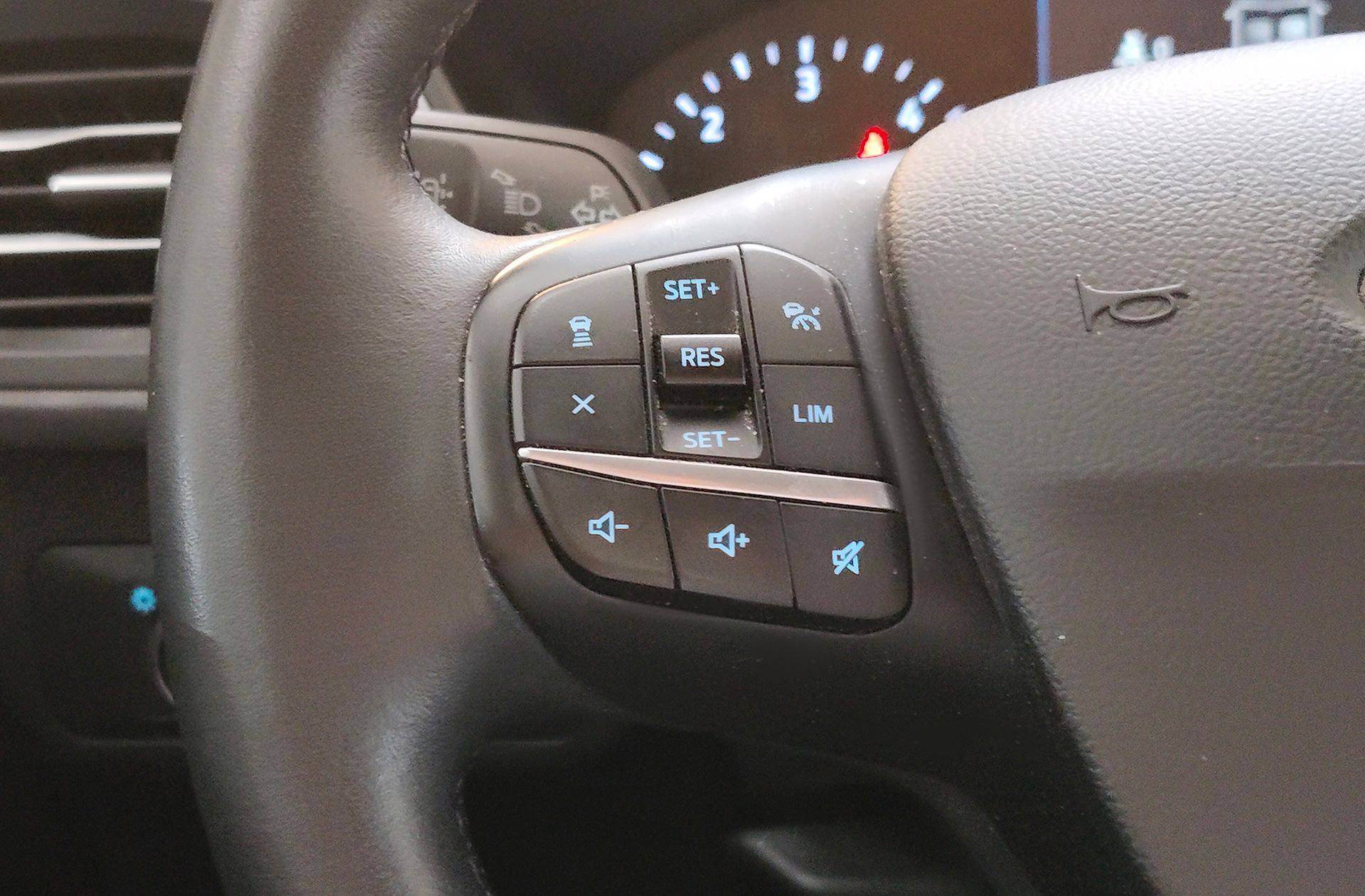 Ford Kuga 2.0 EcoBlue MHEV Titanium - foto 32