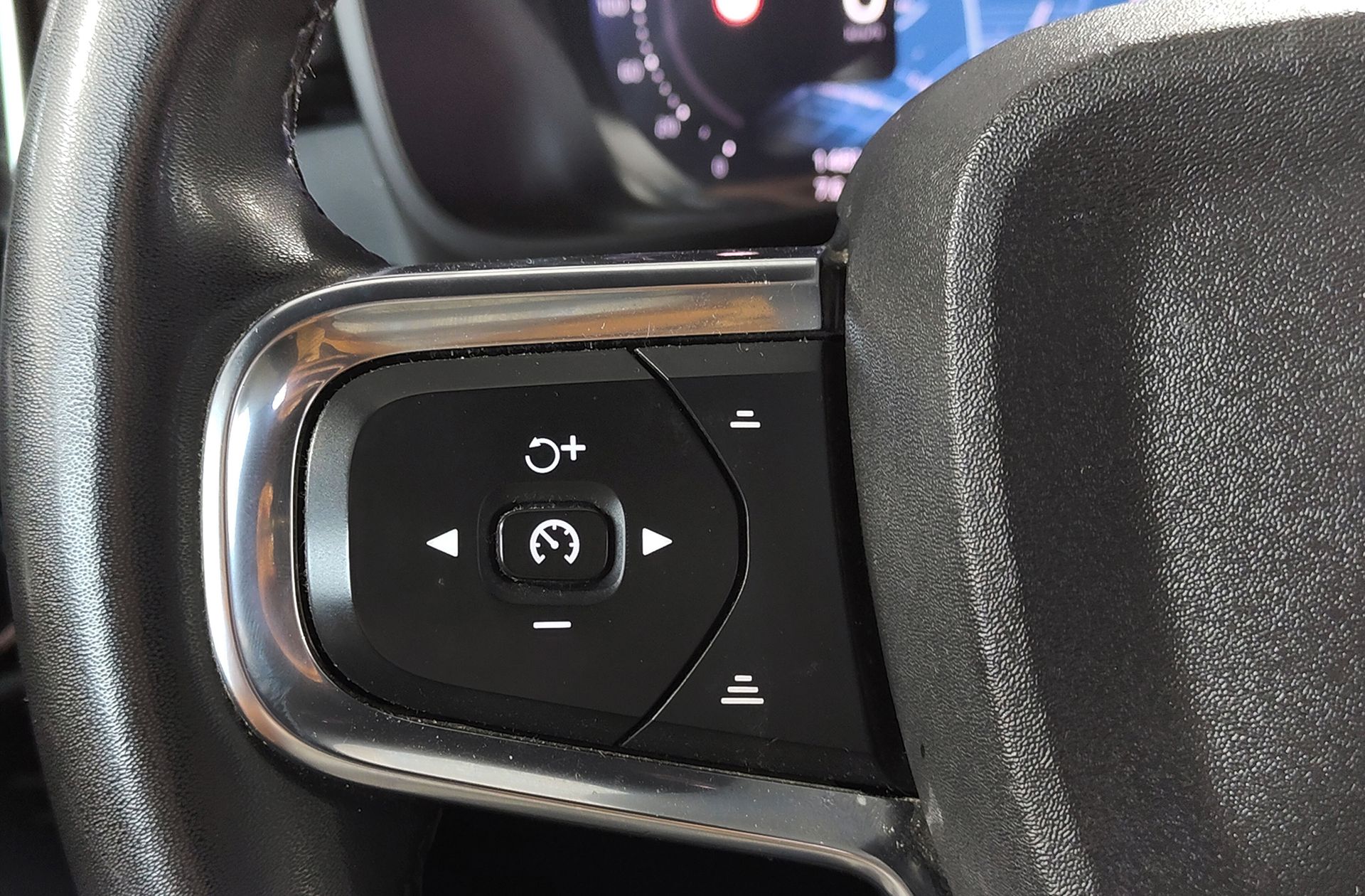 Volvo XC40 B3 Gasolina Mild hybrid Plus Dark - foto 38