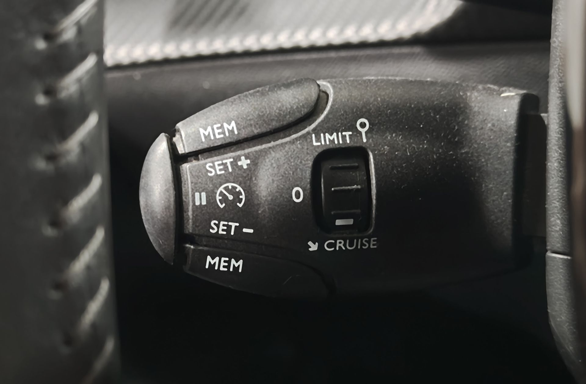 Peugeot 208 BlueHDi 100 Allure Pack - foto 26