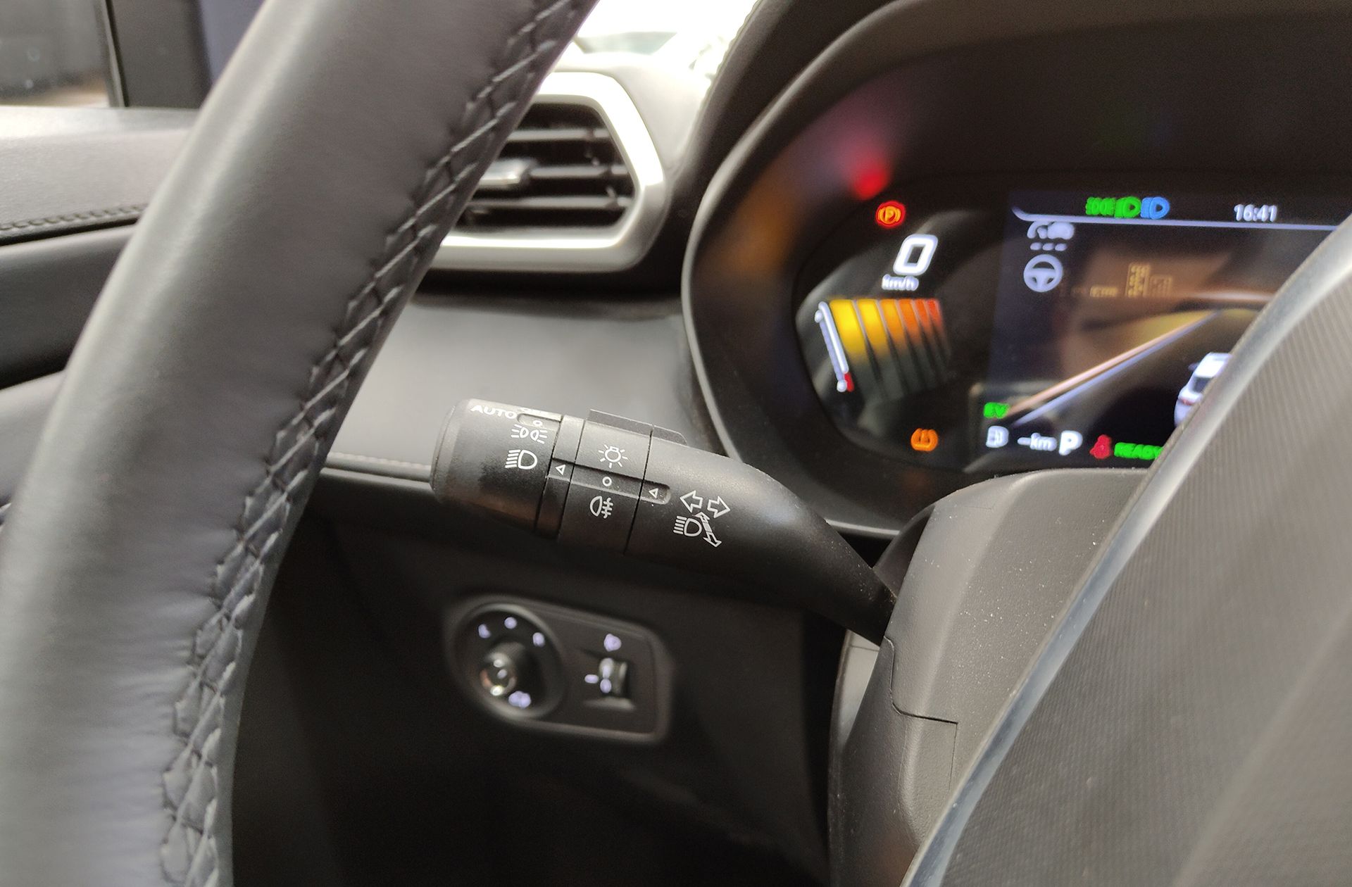 MG ZS 1.5 Hybrid+ Luxury - foto 27