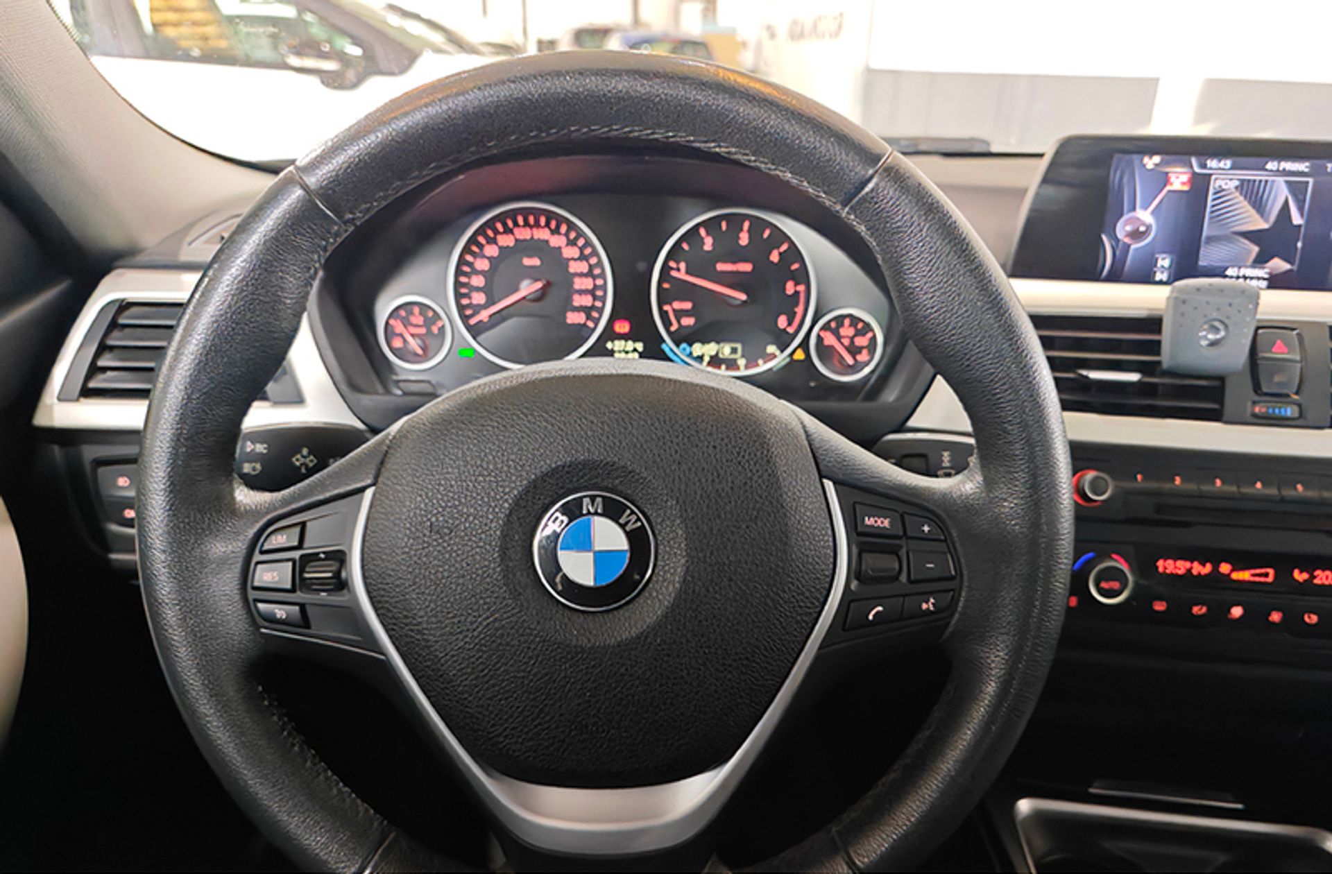 BMW Serie 3 318d - foto 22