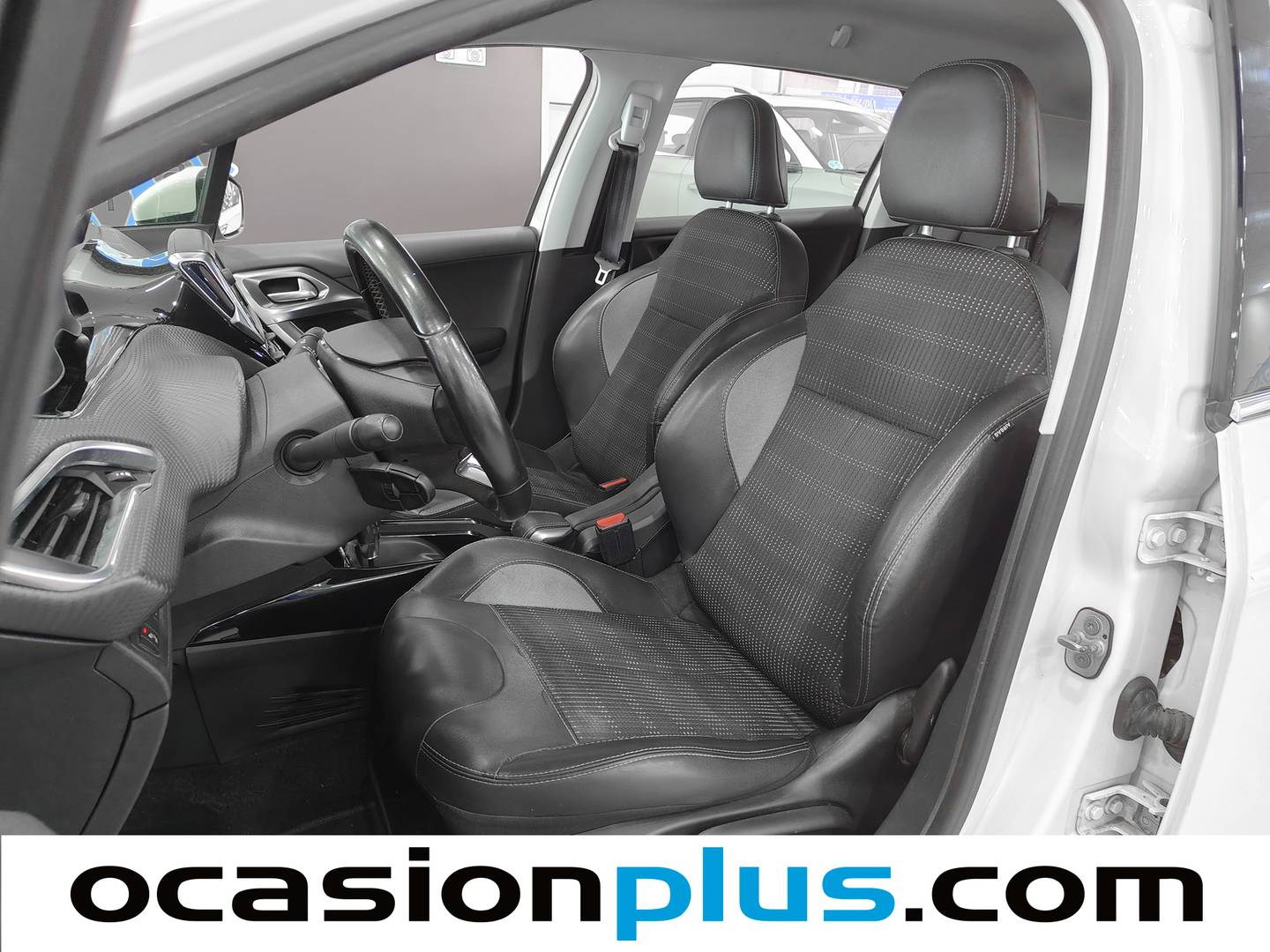 Foto asientos delanteros Peugeot 2008 Peugeot 2008 PureTech 110 S&S Allure EAT6 (110 CV)