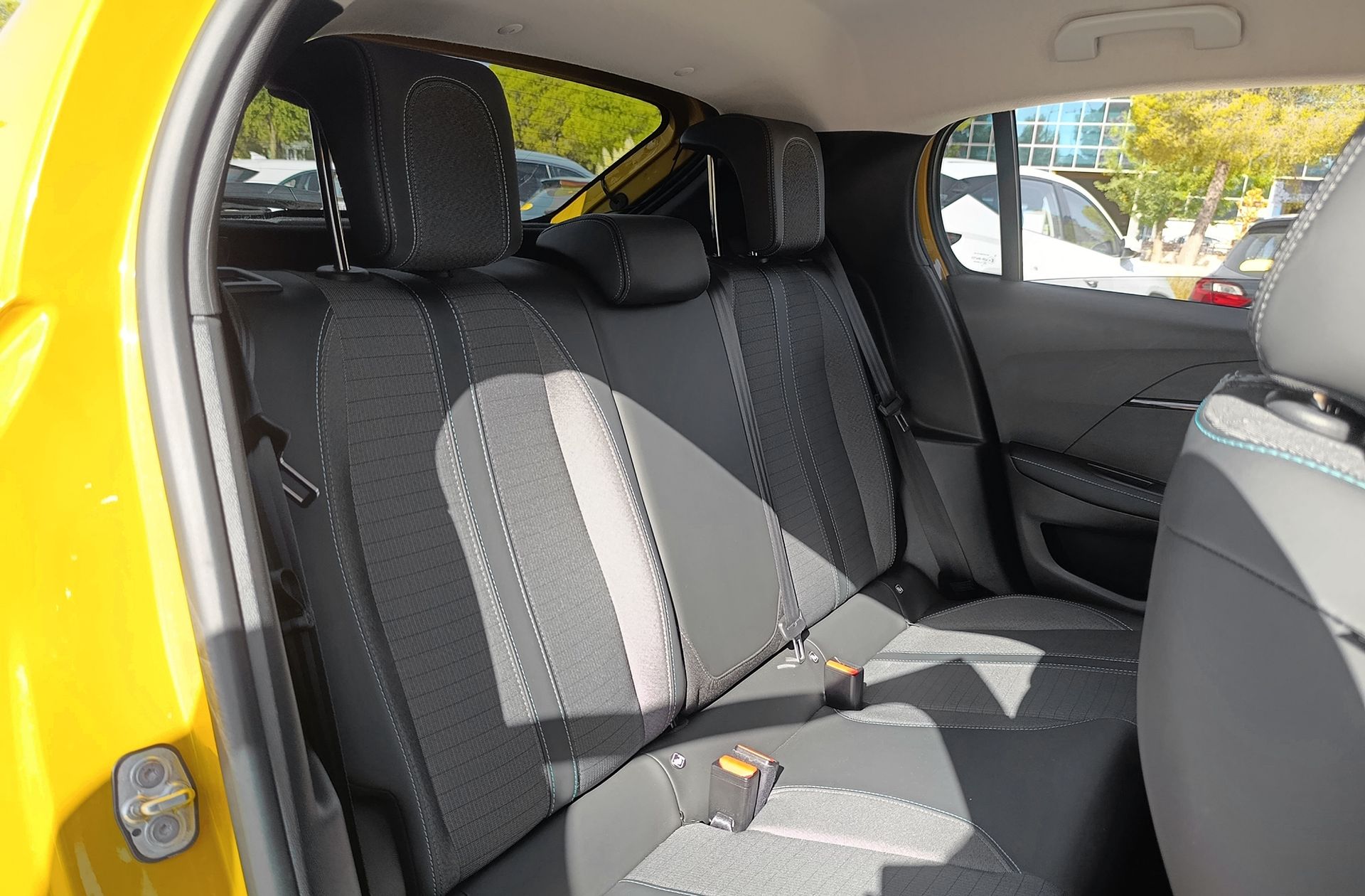 Peugeot 208 PureTech 100 Allure Pack EAT8 - foto 17